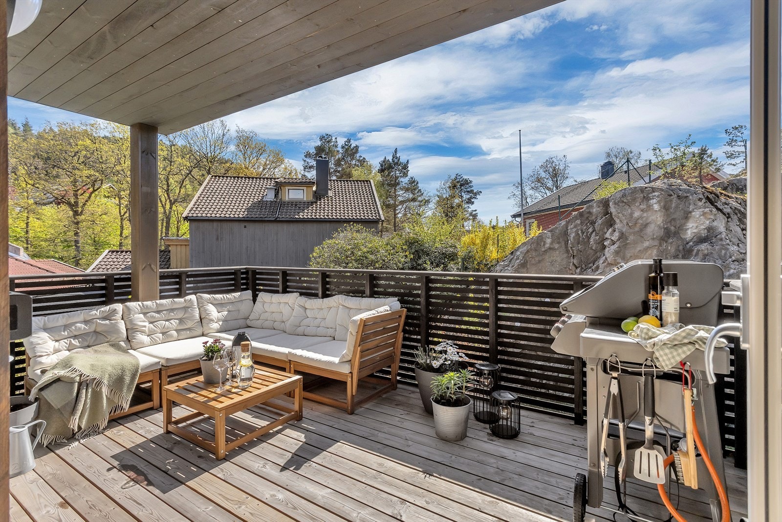 Den romslige uteplassen har god plass til både utemøblement og grill, og er perfekt for hyggelige sammenkomster med familie og venner. Galleribilde