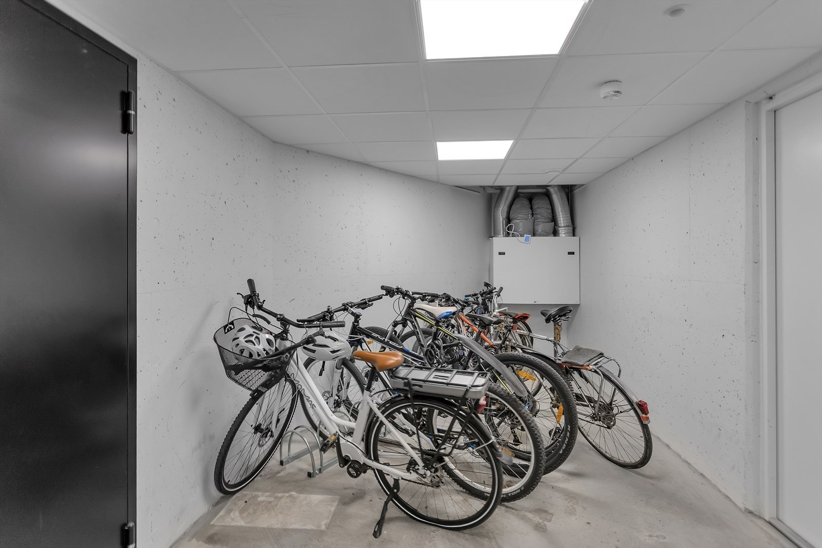 Sameiet har felles sykkelbod. Leiligheten disponerer også en ekstern bod på 5 m² i kjelleren. Galleribilde