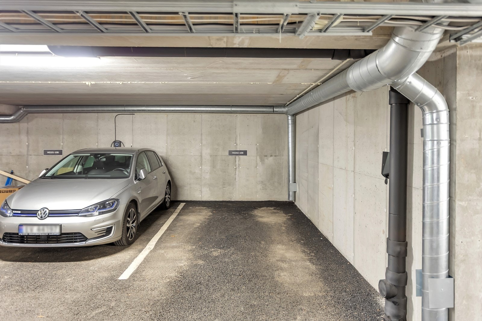 Leiligheten disponerer en egen parkeringsplass med elbil lader som ligger praktisk plassert i enden av et lukket og sikkert parkeringsanlegg. Galleribilde