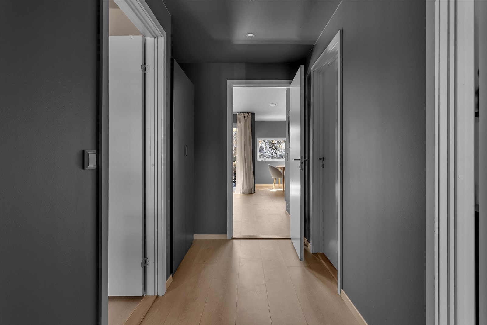 Entréen gir et godt førsteinntrykk av leiligheten med sitt stilrene design. Her er det god plass til oppheng av yttertøy og sko, samt et medfølgende garderobeskap som sørger for praktisk oppbevaring. Galleribilde