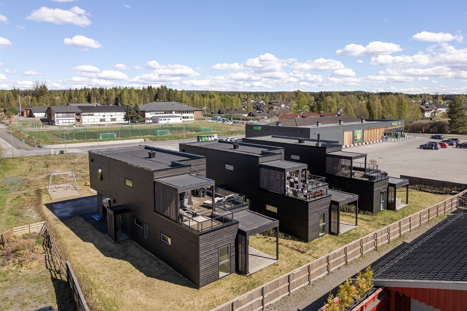 Perfekt beliggenhet rett ved både barneskole, dagligvare og barnehage. Galleribilde