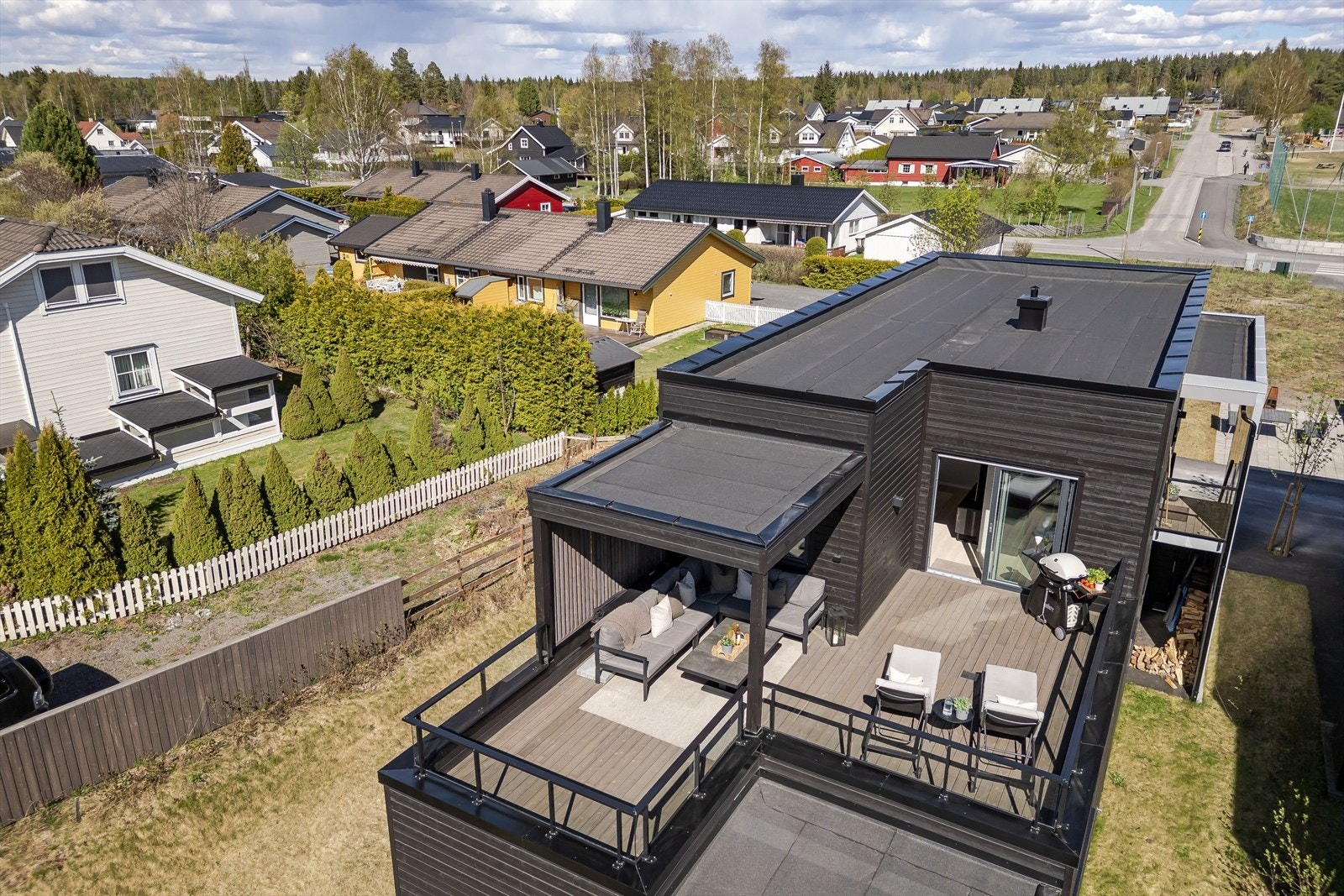 Fra boligen er det ca. 2,5 km til sentrum med alt av fasiliteter. Galleribilde