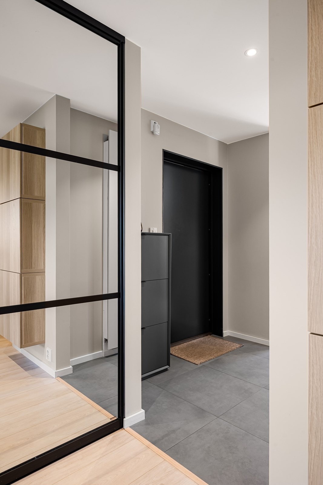 Du ønskes velkommen inn i en lys og romslig gang med stor skyvedørsgarderobe. Galleribilde