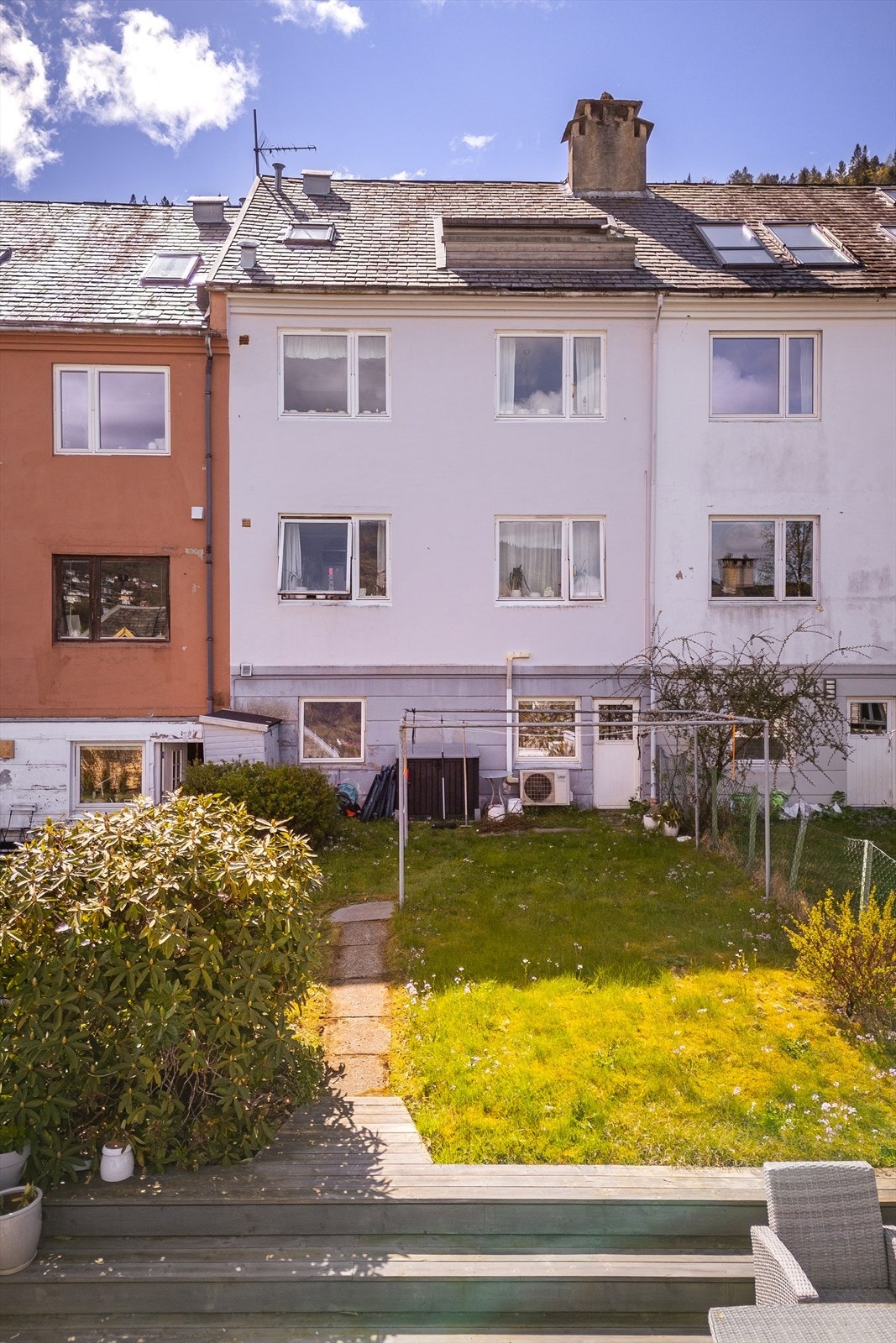 Sameiet har en flott terrasse og hyggelig felles hage med gode solforhold og flott utsikt mot byen. Galleribilde