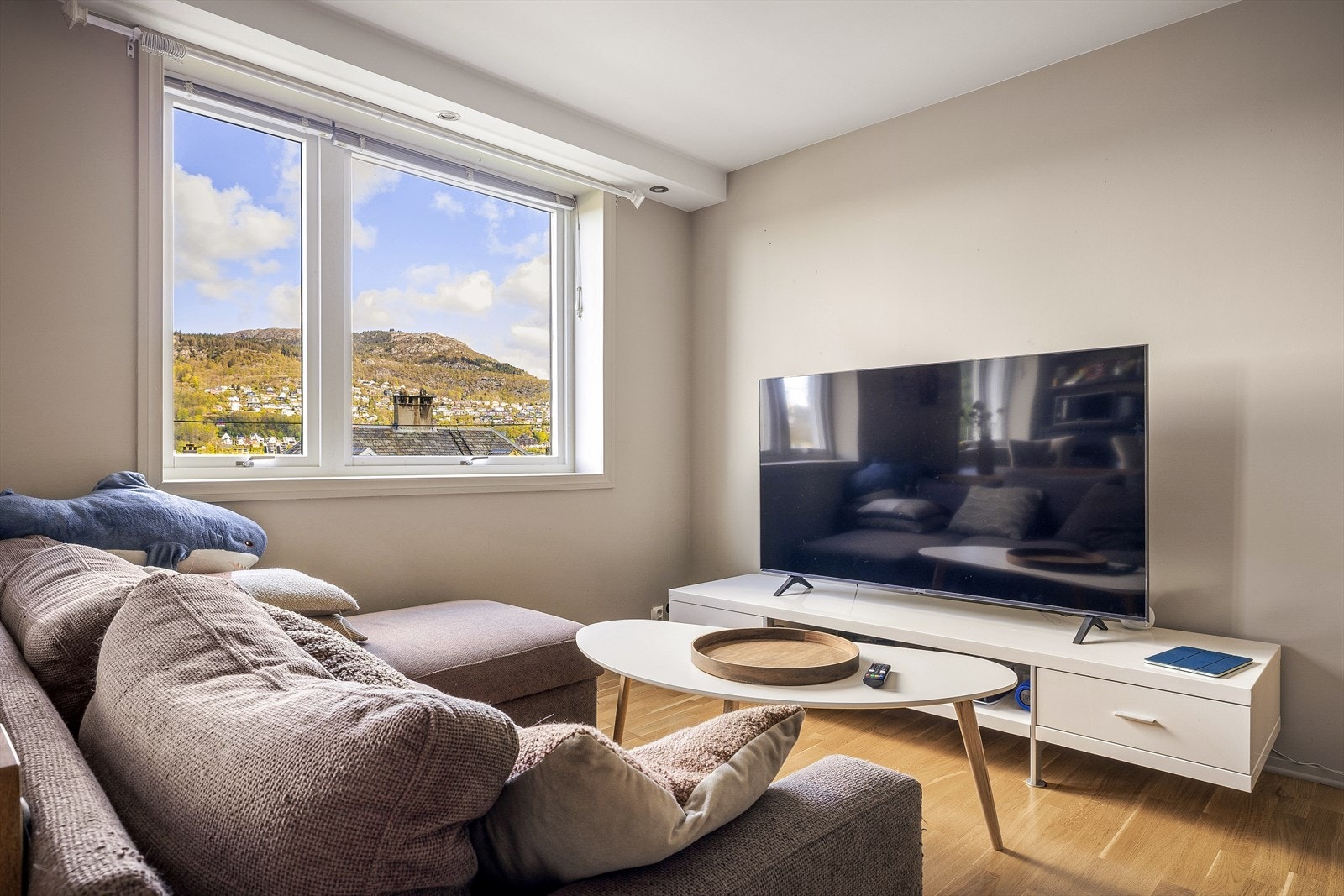 Stuen har god plass til både sofagruppe og spisebord, og er innredet med parkett på gulv og ellers lyse fine overflater. Galleribilde
