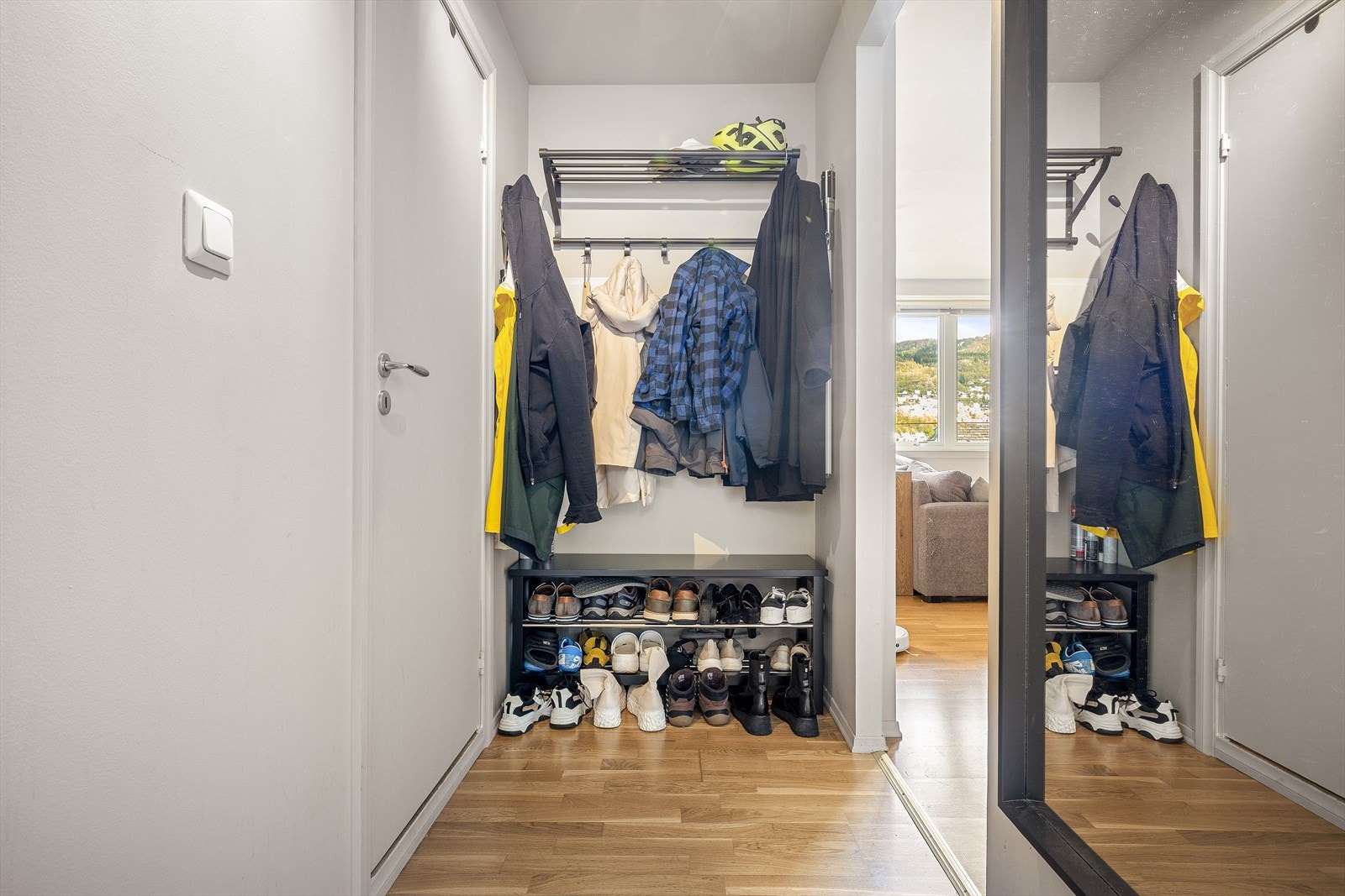 Innbydende entré med plass til oppbevaring av yttertøy og sko. Galleribilde