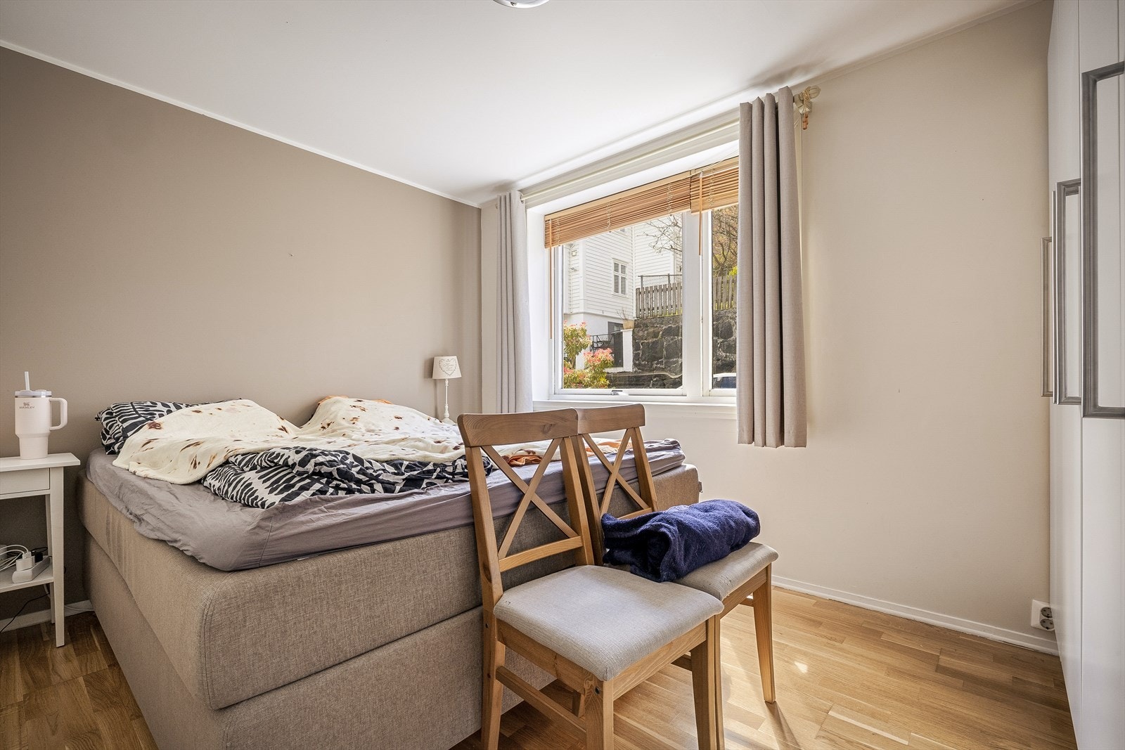 Romslig soverom med gode møbleringsmuligheter. Innredet med stor garderobe og plass til dobbeltseng og nattbord. Galleribilde