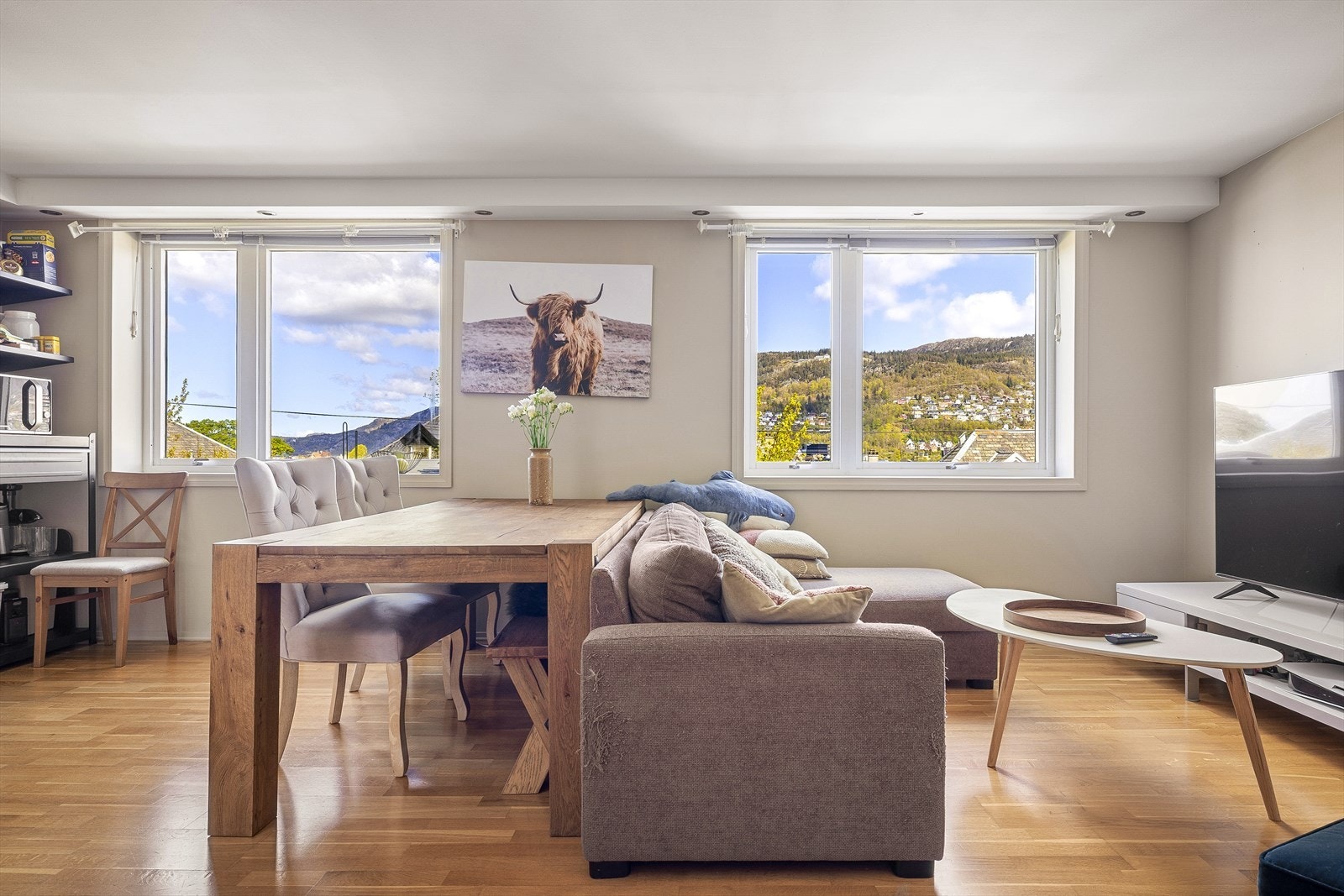 Lys og romslig stue med store vindusflater som slipper inn rikelig med naturlig lys. Galleribilde