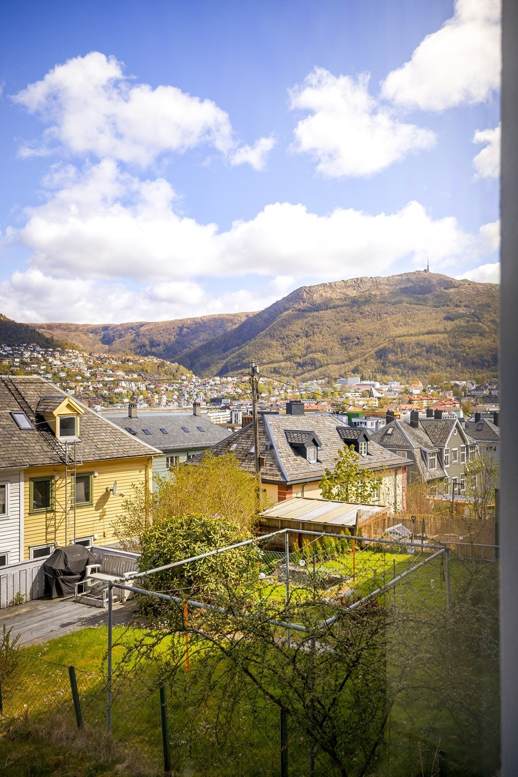 Fra stuen kan man nyte flott utsikt mot både byen, Fløyen og Ulriken. Galleribilde