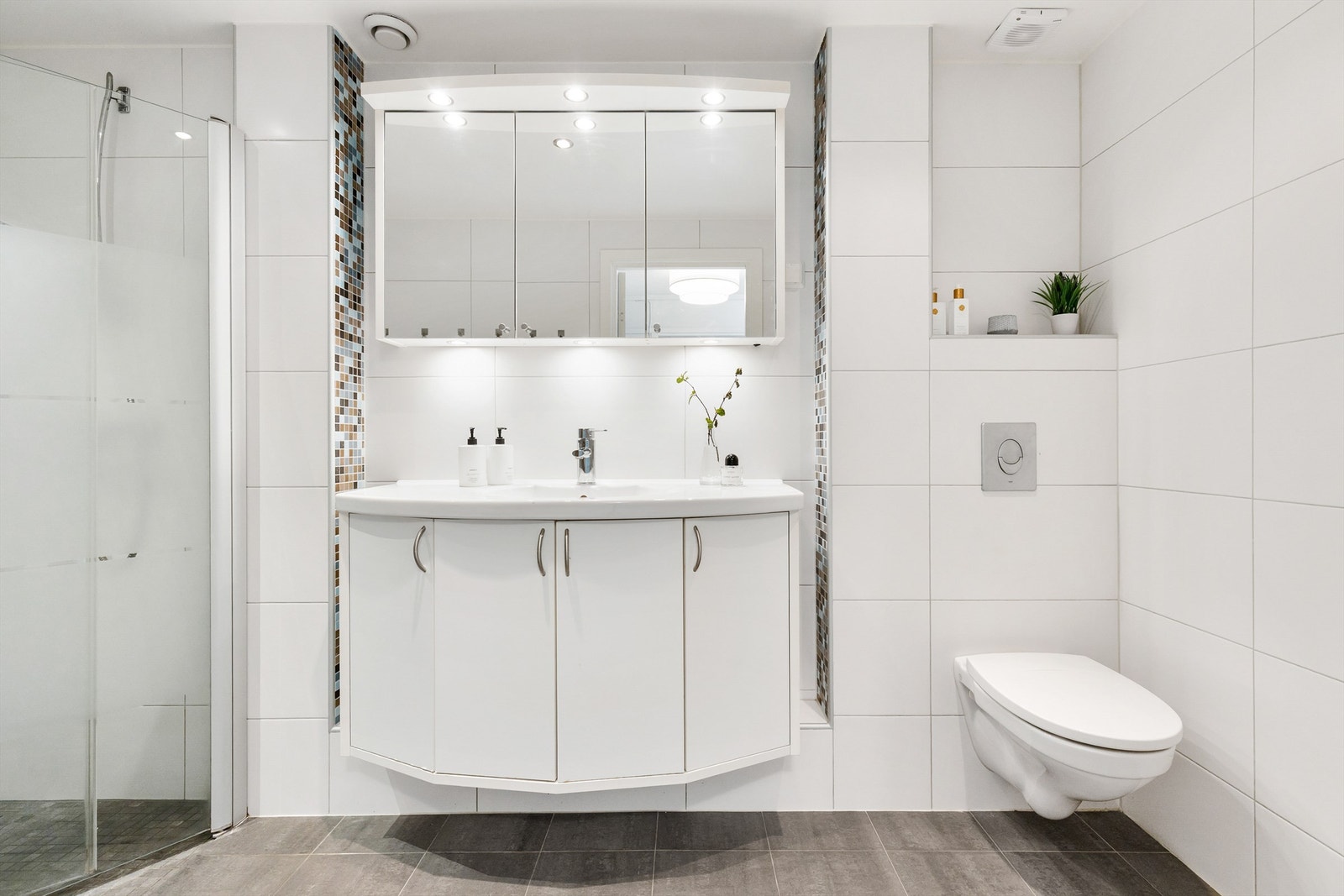 Badet er flislagt på gulv og vegger med elektrisk gulvvarme. Galleribilde