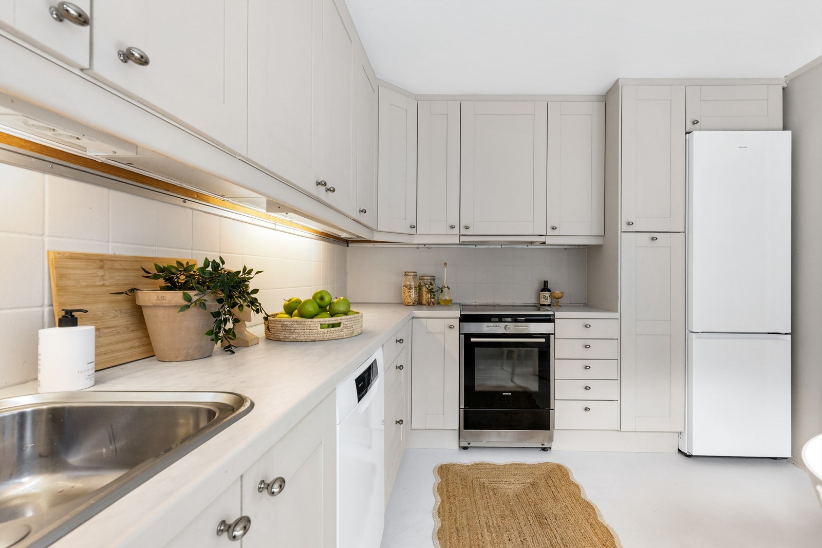 Det er rikelig med oppbevaringsplass i både skuffer og skap, og den store benkeplassen gjør det enkelt å tilberede gode måltider. Galleribilde