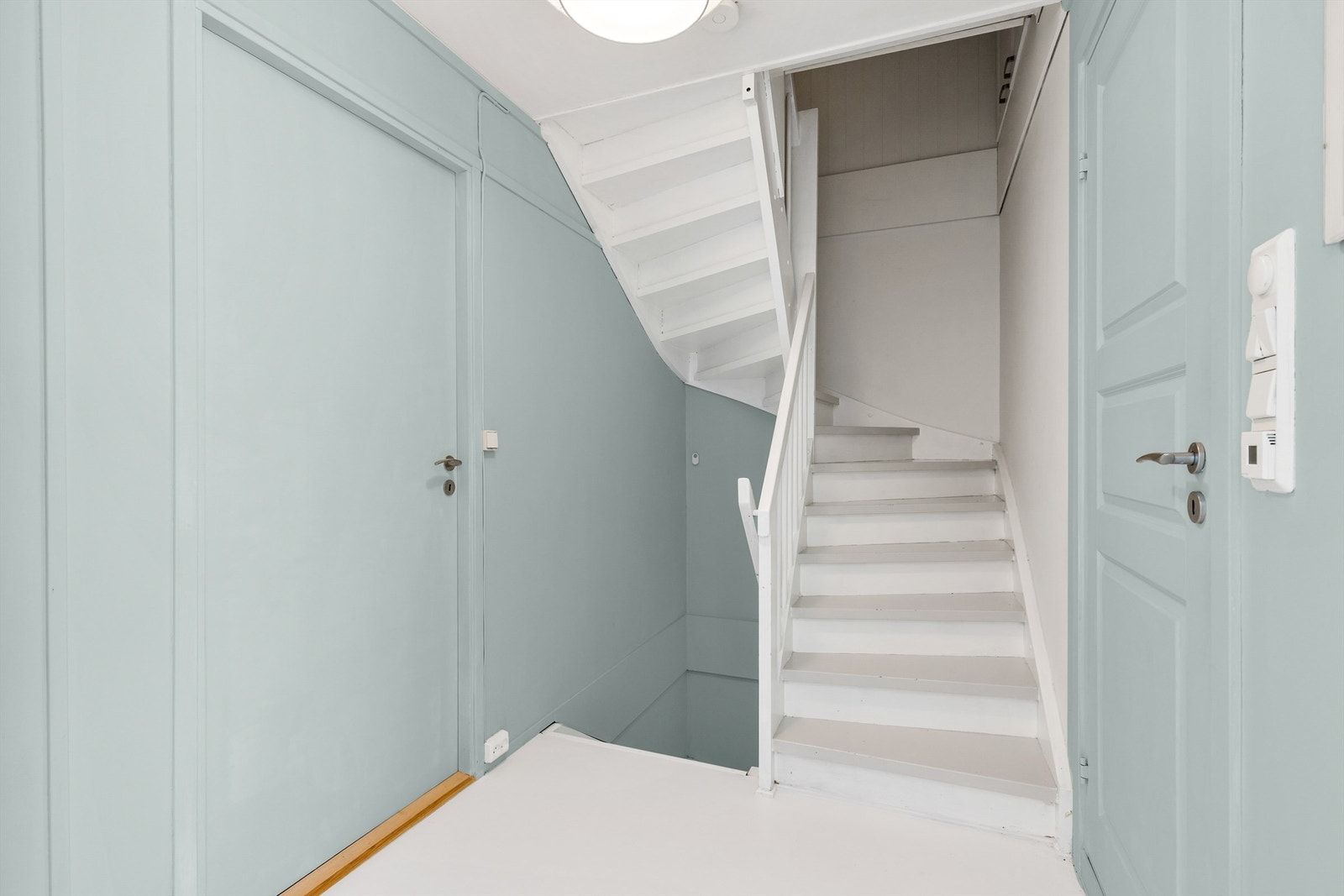 Fra andre etasje fører trappen videre opp til loftsplanet. Galleribilde