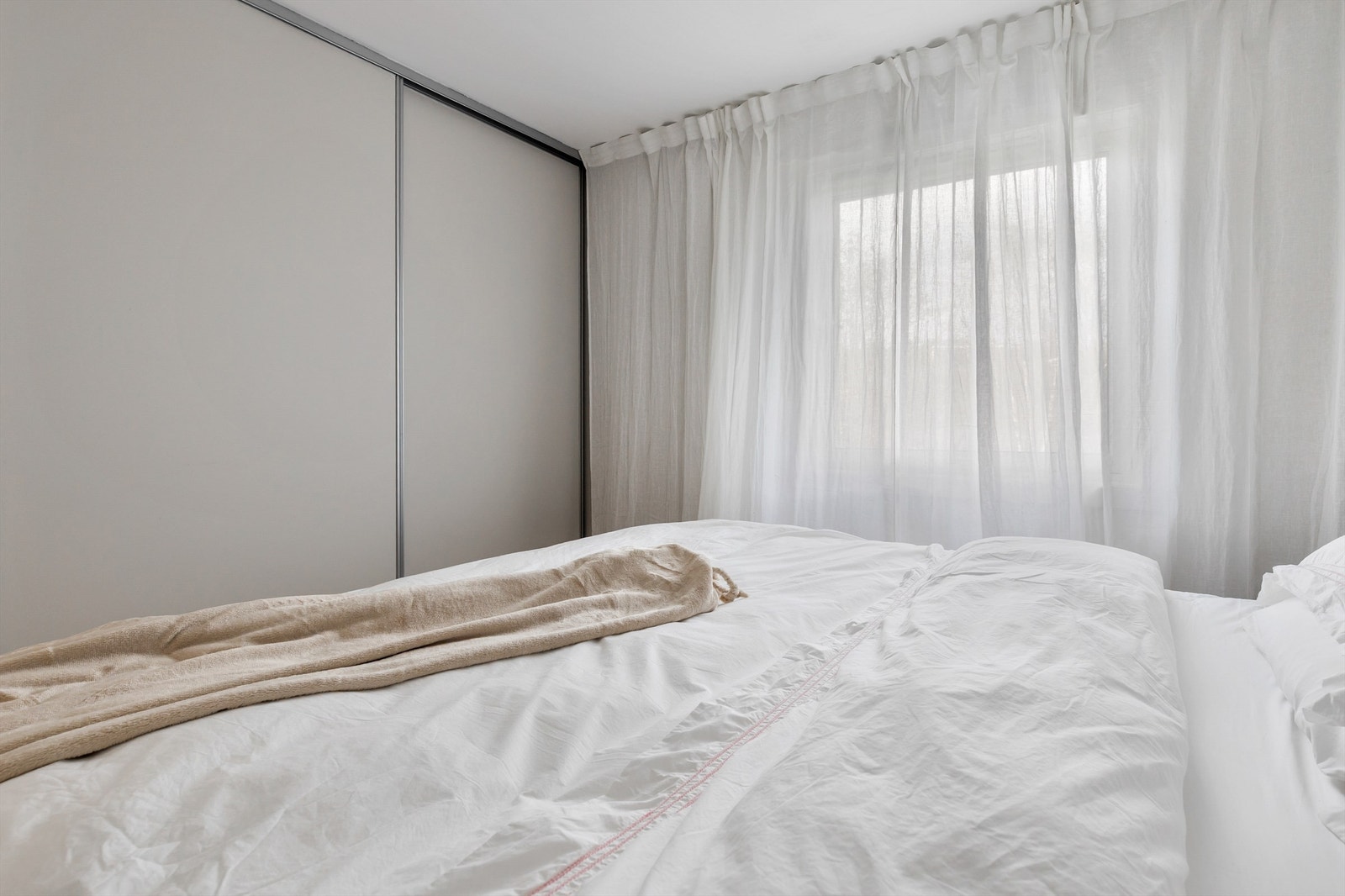 Det er rikelig med plass til oppbevaring i en romslig garderobe med skyvedører. Galleribilde