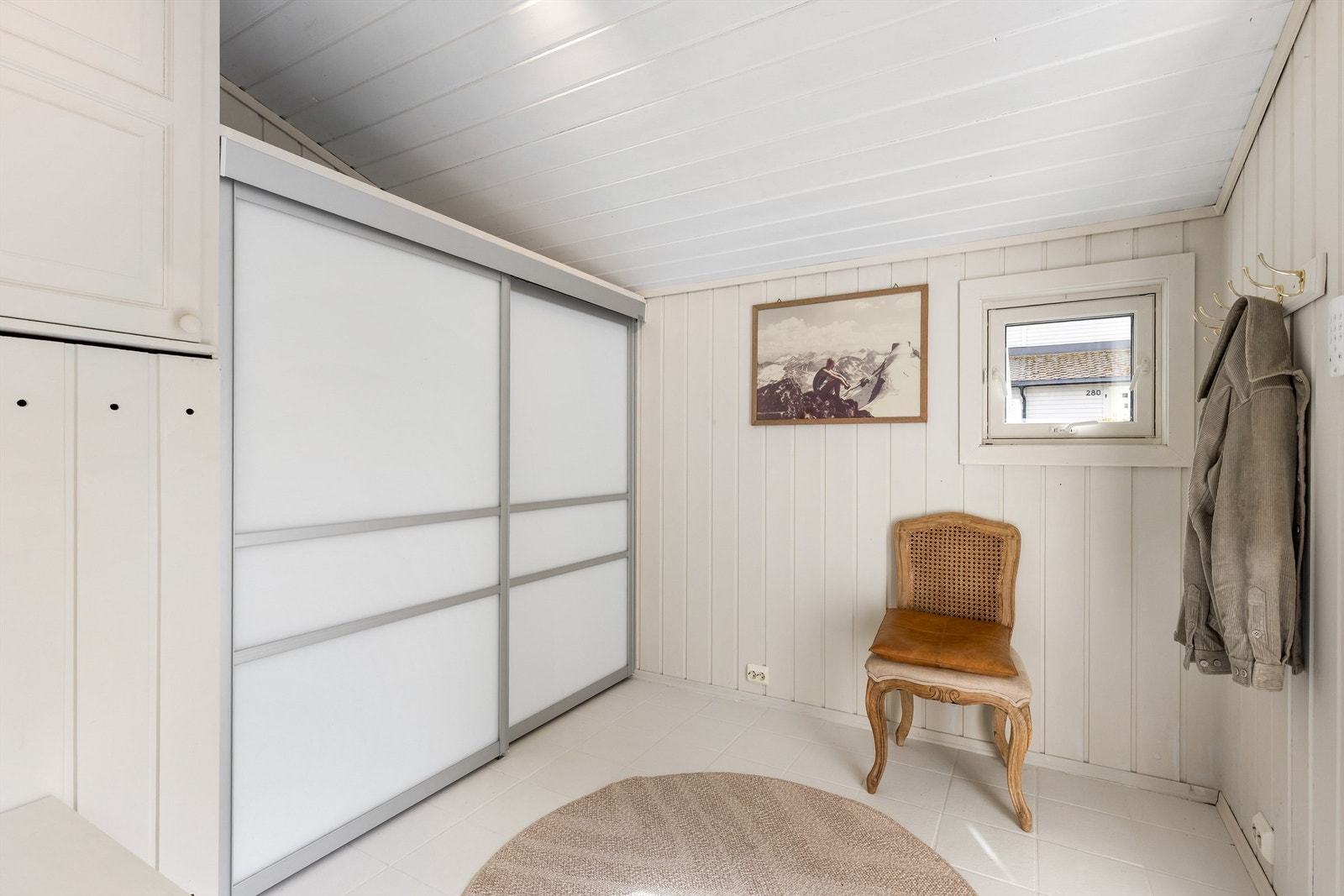 Velkommen inn! Entréen er lys og innbydende og gir et godt førsteinntrykk. Galleribilde