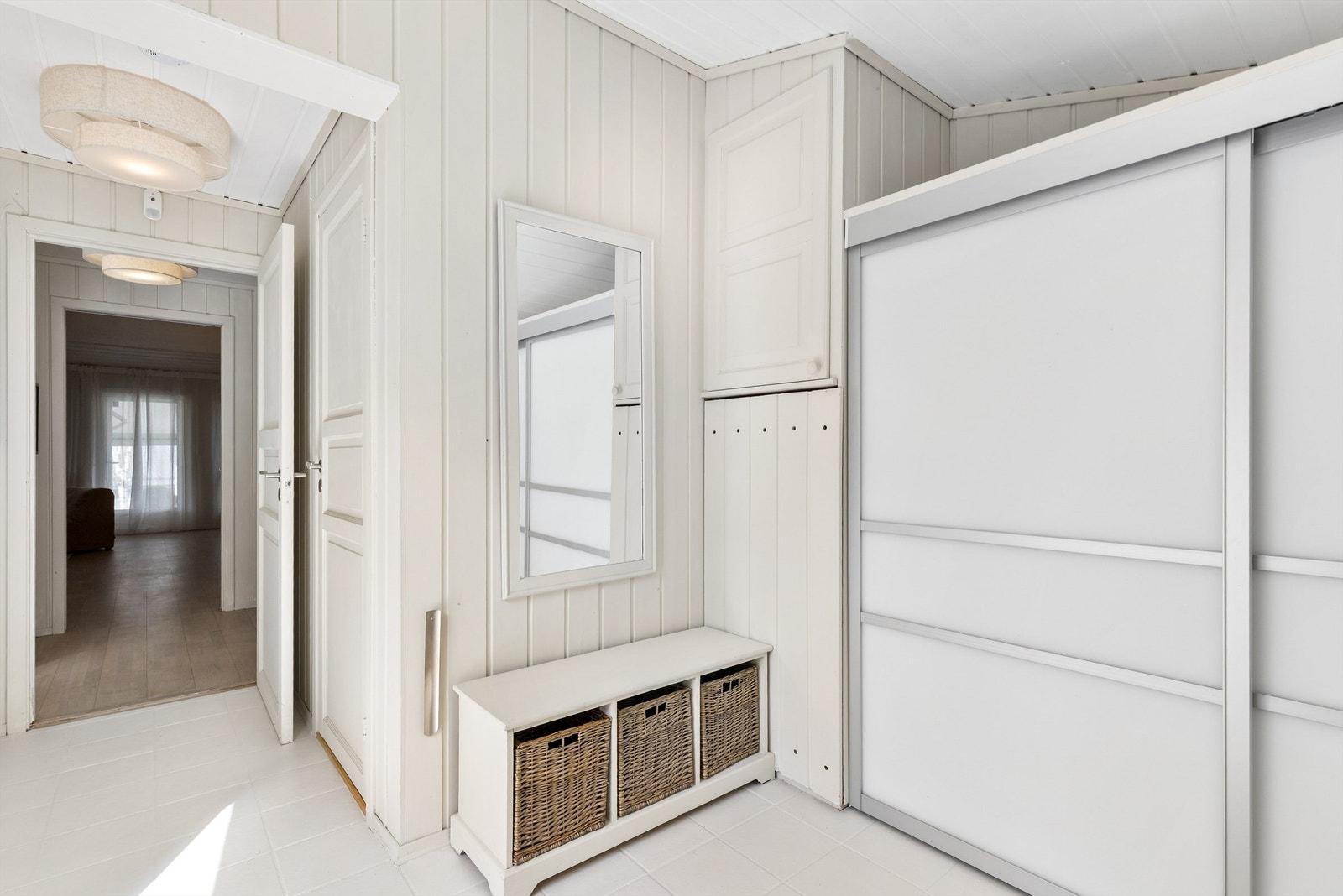 Her er det rikelig med plass til oppbevaring i en romslig skyvedørsgarderobe. Galleribilde