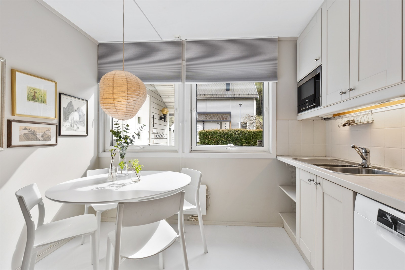 Kjøkkeninnredningen er fra IKEA med profilerte fronter og laminat benkeplate med nedfelt vaskekum. Galleribilde