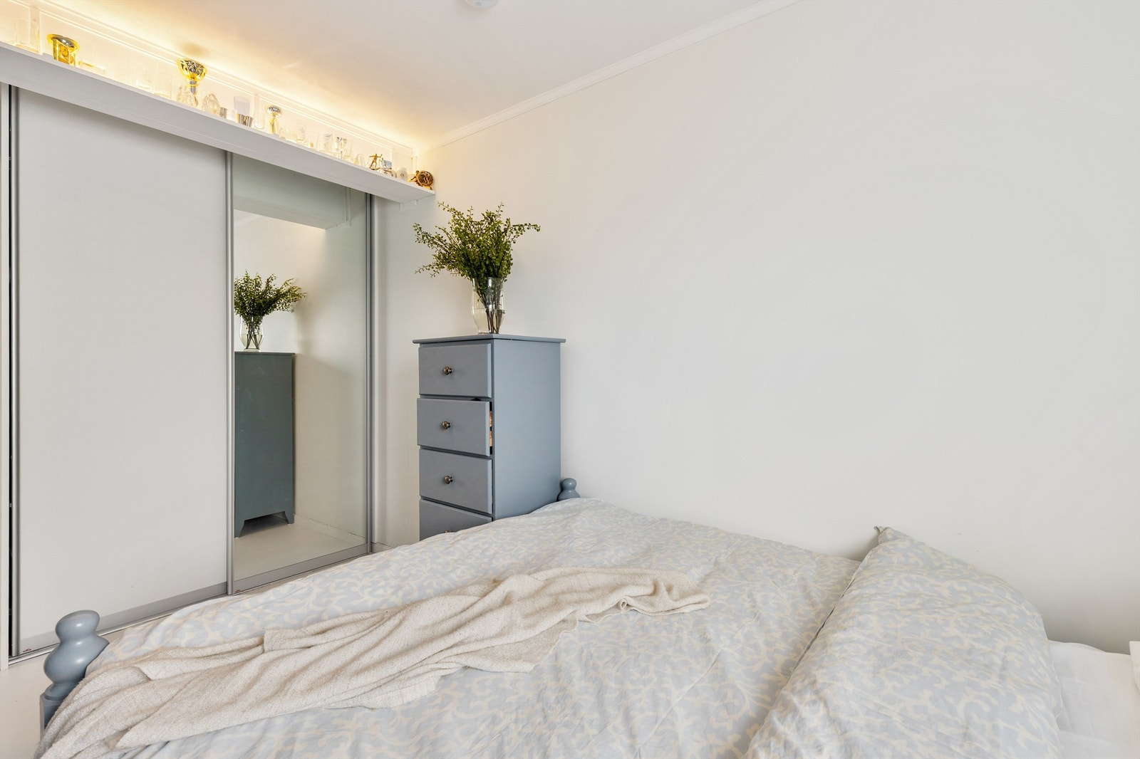 Soverommet har også skyvedørsgarderobe for oppbevaring. Galleribilde