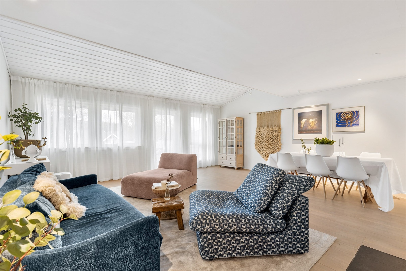 Rommet er av god størrelse med plass til å møblere med sofa, salongbord og TV-seksjon. Galleribilde