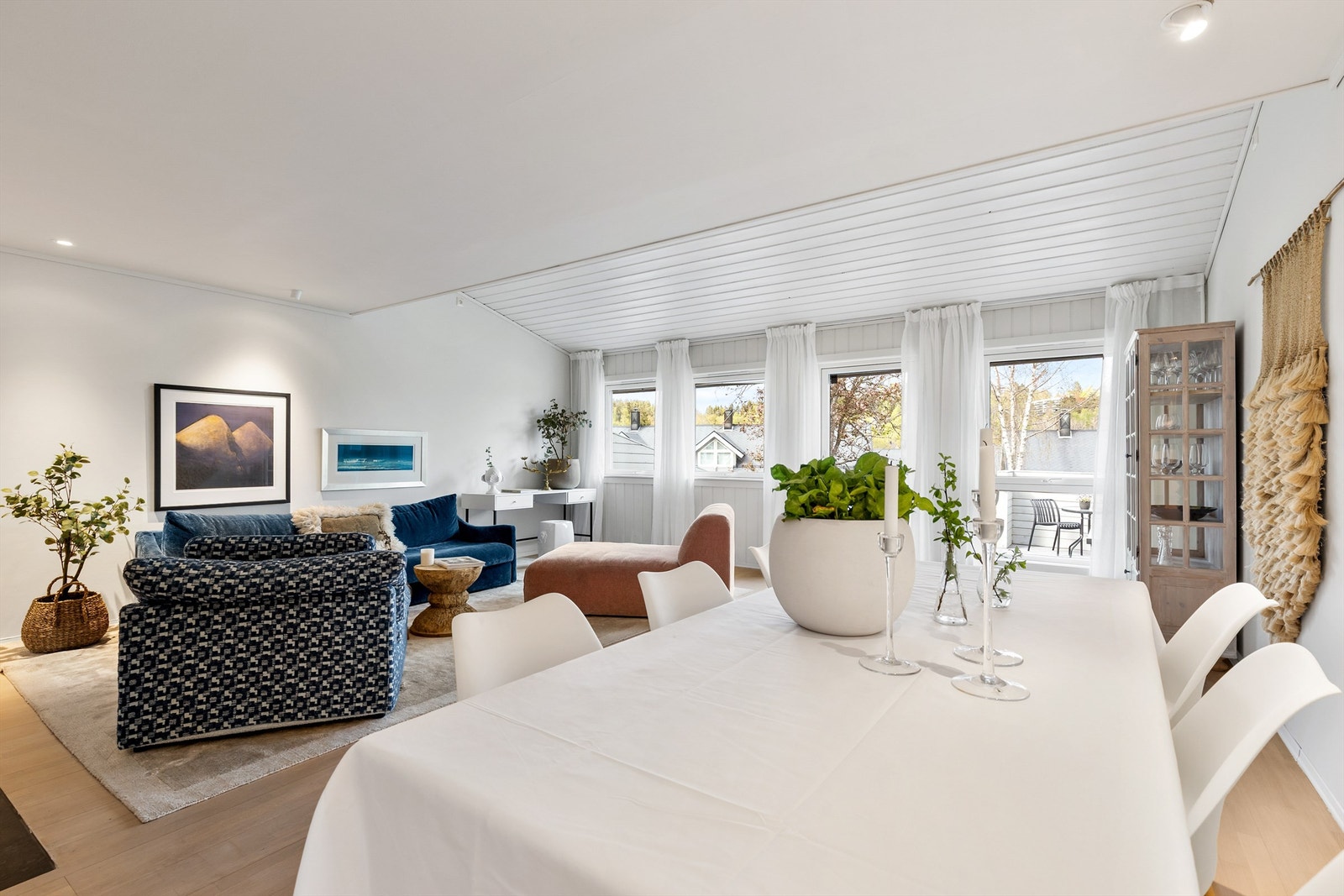 Fra stuen er det utgang til en av to herlige uteplasser. Galleribilde