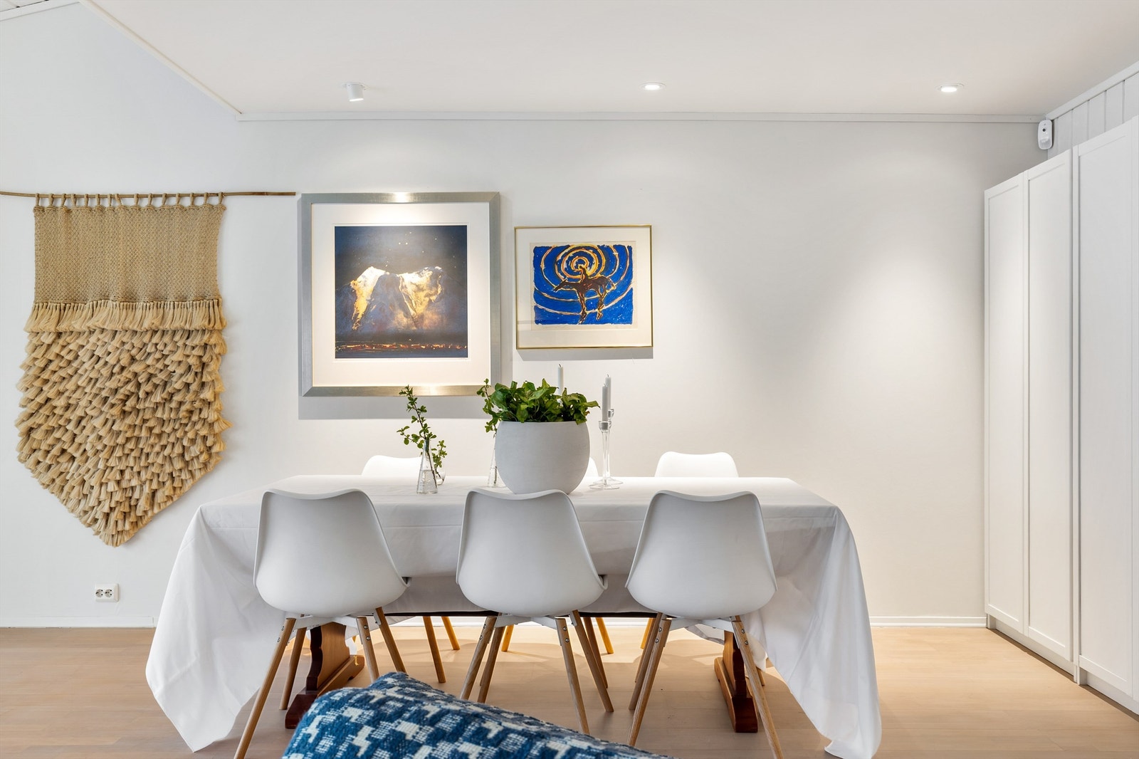 Spisestuedelen har god plass til sosiale sammenkomster med venner og familie. Galleribilde