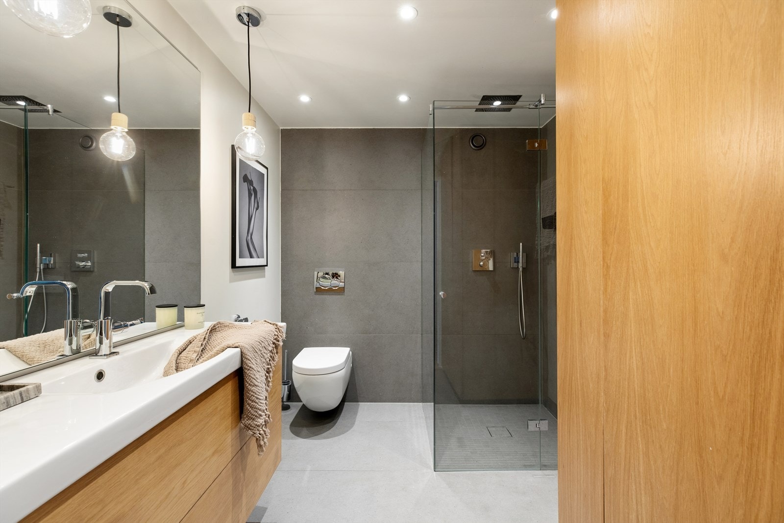 Badet ble pusset opp i 2015 og fremstår moderne og tidsriktig. Rommet er utstyrt med elektrisk gulvvarme og spotbelysning i himlingen. Galleribilde
