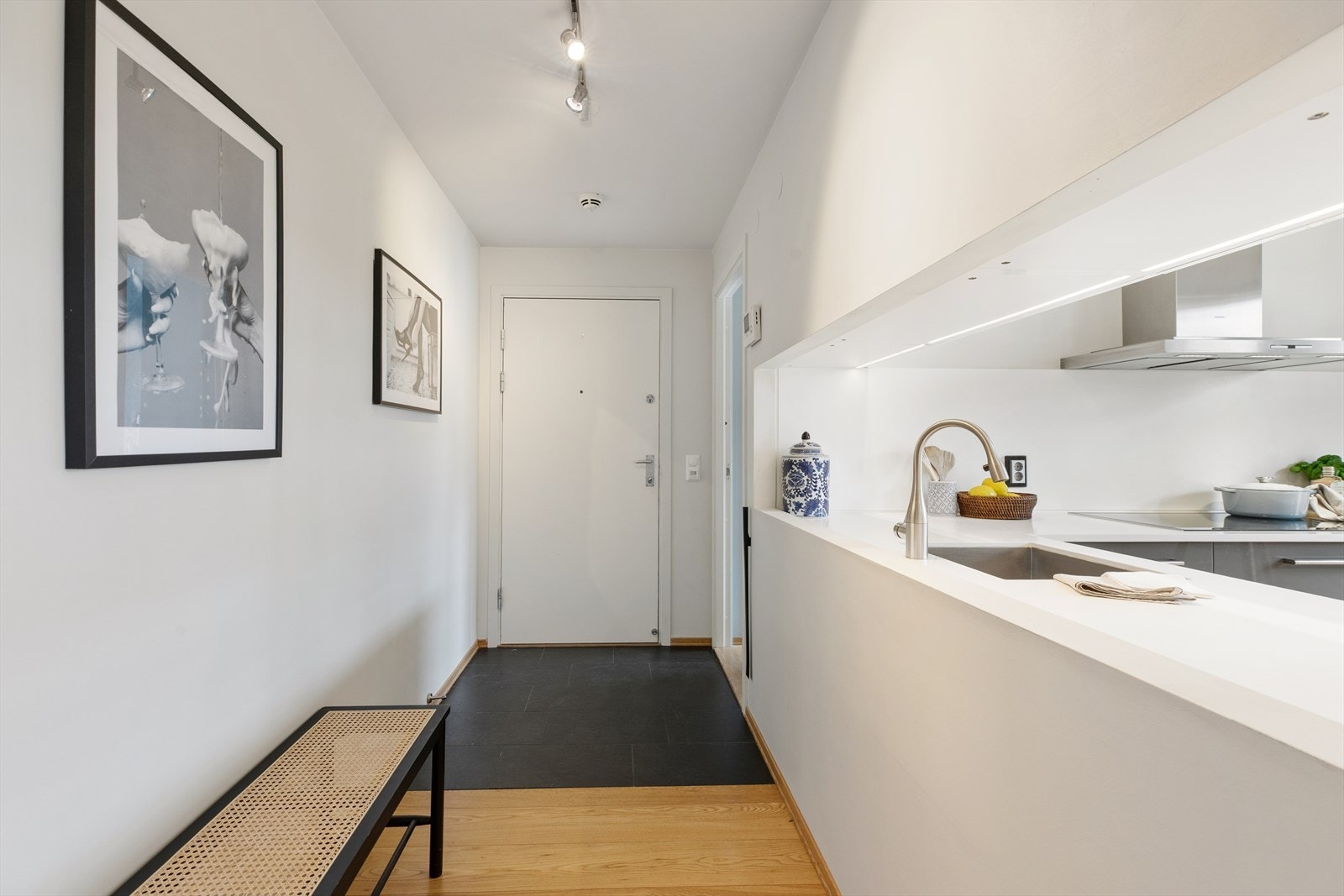 Du ønskes velkommen inn via en praktisk entré med flislagt gulv og mulighet for etablering av oppheng for yttertøy.
. Galleribilde