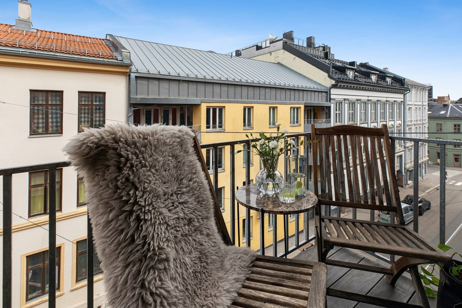 En hyggelig uteplass med utsikt over den rolige gaten, perfekt for en morgenkaffe. Galleribilde