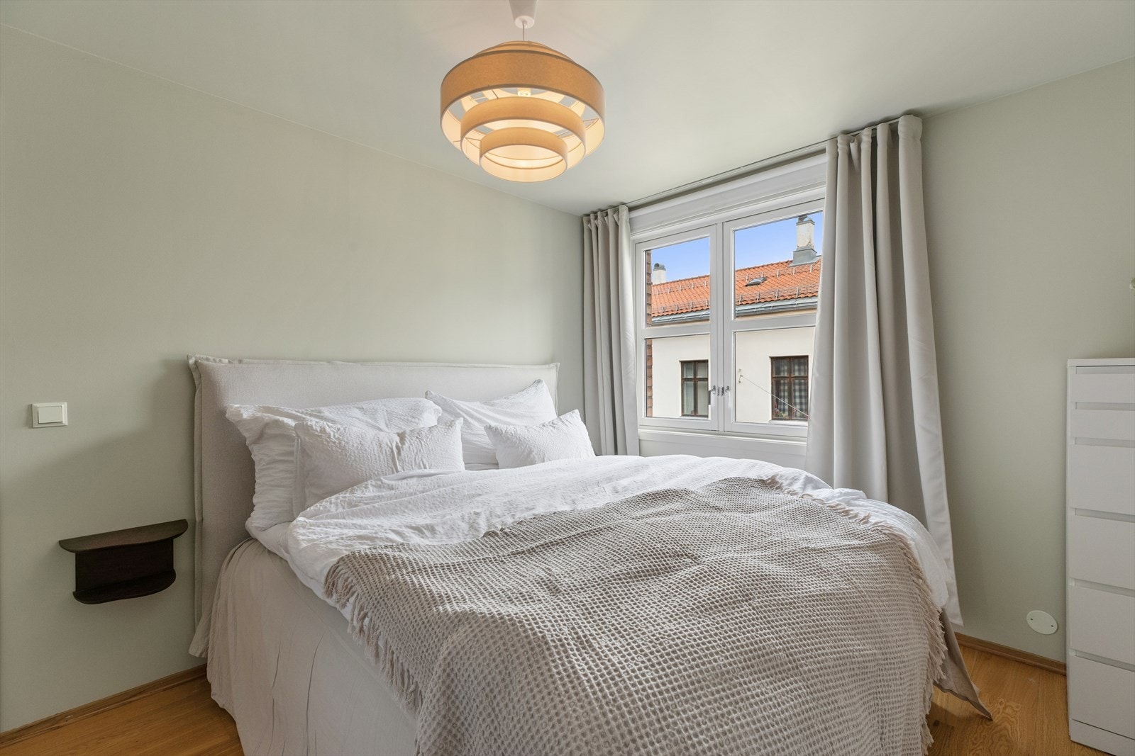 Hovedsoverommet har god plass til dobbeltseng og er utstyrt med praktisk skyvedørsgarderobe. Galleribilde