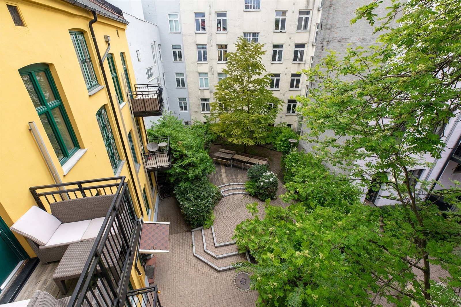 Borettslaget kan by på et pent opparbeidet og hyggelig felles gårdsrom, kjent som Lorrykvartalet . Her er det lagt stor vekt på trivsel og estetikk, med grønne plenarealer, variert beplantning og flotte trær som skaper en lun og innbydende atmosfære. Galleribilde