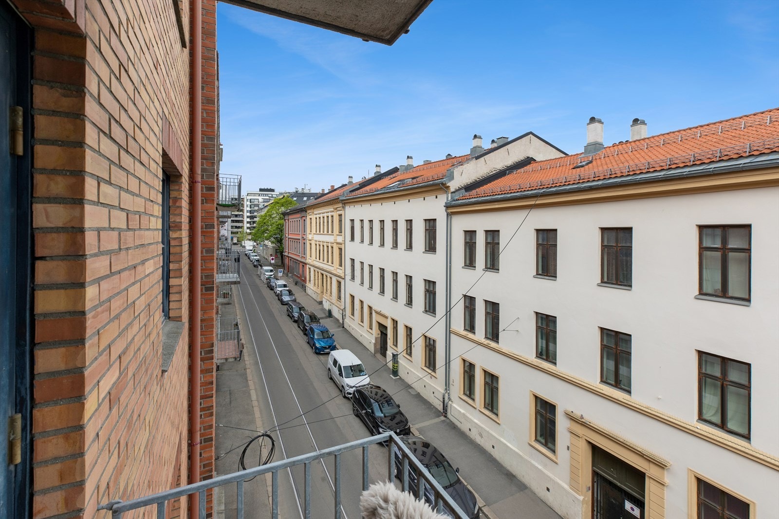 Leiligheten ligger attraktivt til i byggets 4. etasje i en velholdt bygård oppført i 1992, med enkel adkomst via heis. Beliggenheten i Welhavens gate gir en sjelden kombinasjon av skjermet ro og umiddelbar nærhet til byens pulserende liv. Galleribilde