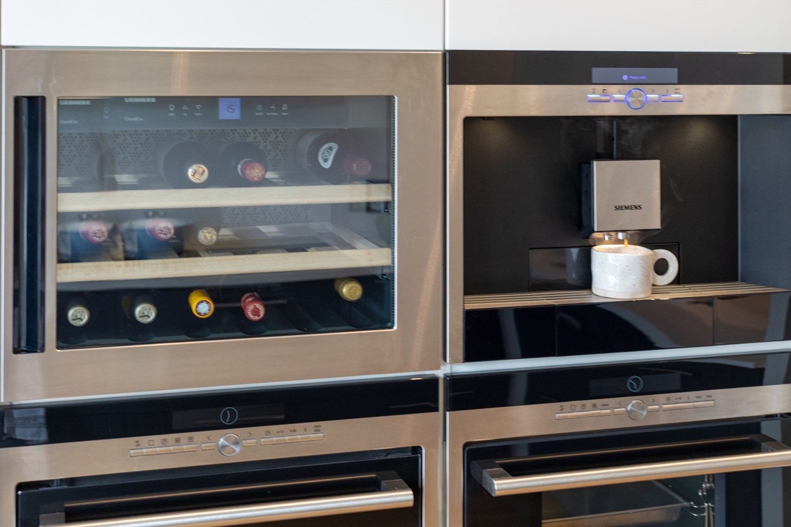 Detaljer som vinskap fra Liebherr og kaffemaskin fra Siemens tilfører kjøkkenet et eksklusivt preg. Vinskapet sørger for optimal lagring og temperering av vin og kaffemaskinen gir enkel tilgang til baristakaffe i hverdagen. Galleribilde
