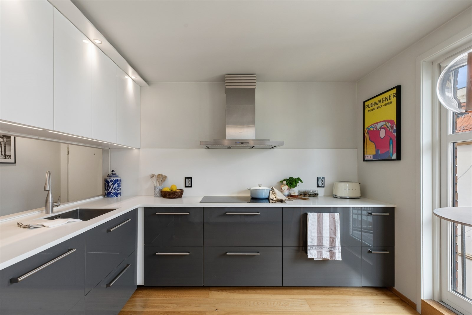Kjøkkenet har en solid benkeplate i Corian og er fullt utstyrt med hvitevarer fra Siemens og Liebherr. Galleribilde