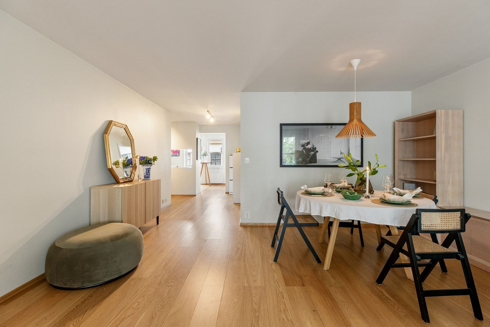 Planløsningen legger til rette for en sosial og trivelig atmosfære, hvor både familie og venner enkelt kan samles til hyggelige måltider, samtaler og samvær. Galleribilde
