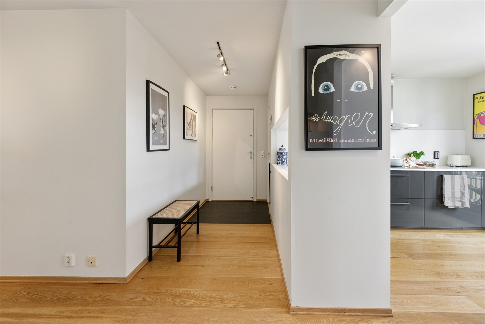 Den oppleves som romslig og inviterende, og skaper en god sammenheng mellom rommene. Dette gir en behagelig romfølelse og en fin overgang inn til oppholdsrommet. Galleribilde