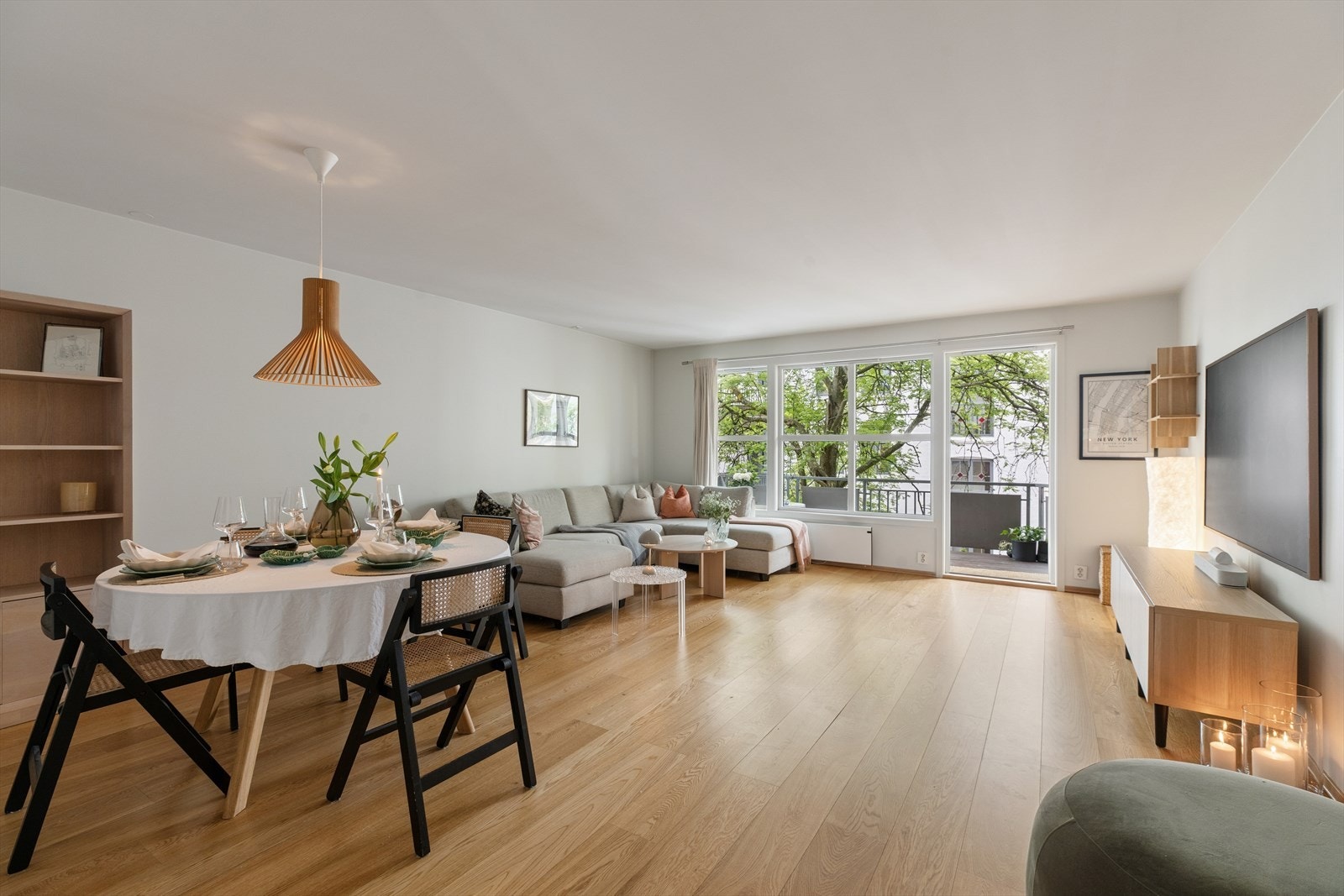 Stuen er romslig og innbydende med store vindusflater som inviterer lyset og fargene fra naturen inn. Herfra er det utgang til en balkong vendt mot en frodig og velstelt bakgård, som skaper en rolig og behagelig atmosfære. Galleribilde