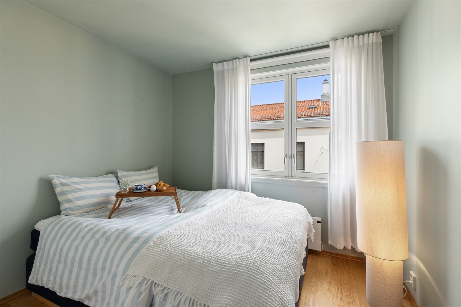 Begge soverommene har vindusflater som slipper inn naturlig lys og sikrer gode lysforhold gjennom dagen. Dette bidrar til en lys og luftig atmosfære, og fremhever rommenes romslighet på en innbydende måte. Galleribilde