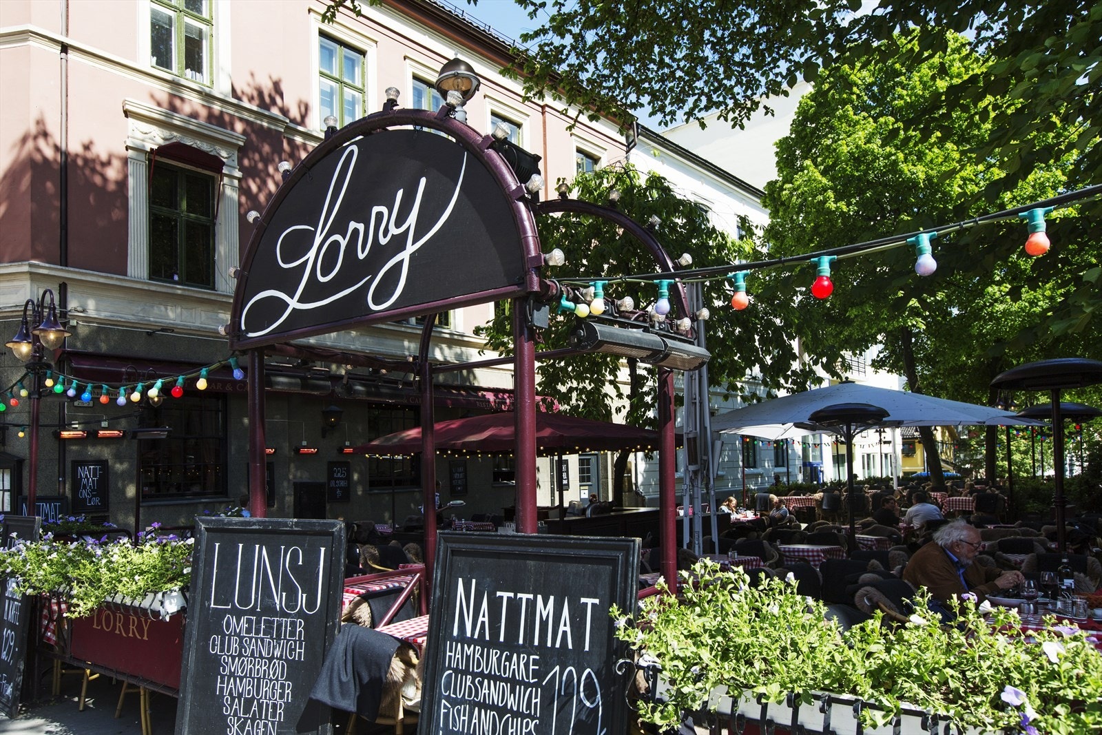 En kort spasertur unna er du i Hegdehaugsveien og Bogstadveien, kjent for sitt rike og varierte tilbud. Her ligger alt til rette for en levende byhverdag, med et bredt utvalg av eksklusive spesialforretninger, hyggelige kafeer og anerkjente restauranter. Galleribilde