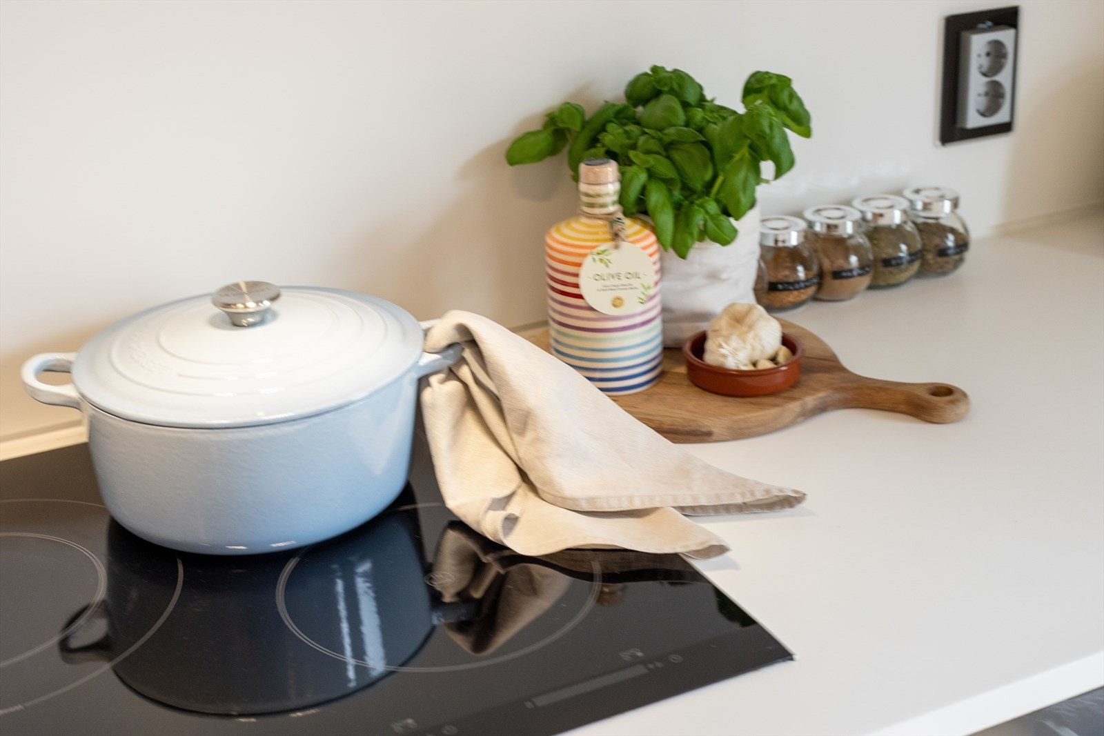 Kjøkkenet er utstyrt med en 90 cm bred induksjonstopp fra Siemens, som gir god plass til matlaging. Den romslige kokeflaten gjør det enkelt å tilberede flere retter samtidig, og bidrar til en effektiv og komfortabel arbeidsflyt på kjøkkenet. Galleribilde