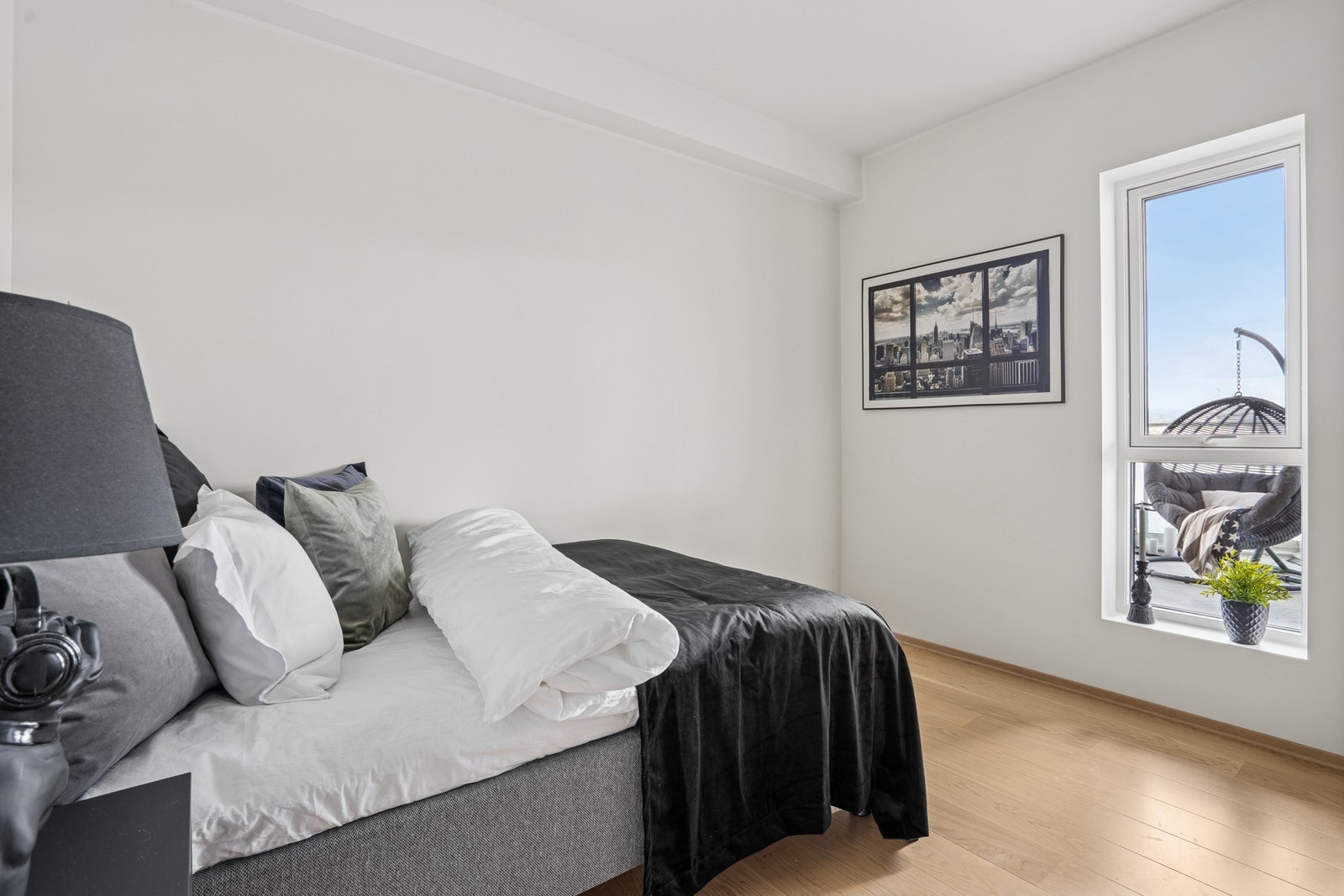Rommene har plass til seng, nattbord og garderobe Galleribilde