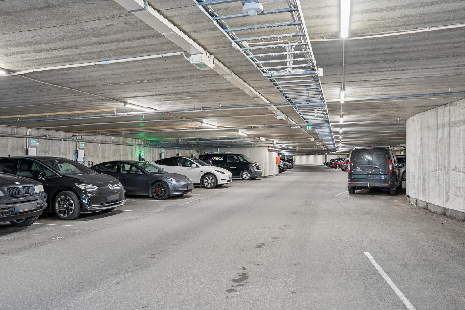 Fast egen parkeringsplass i felles garasje med opplegg for elbil-lader Galleribilde
