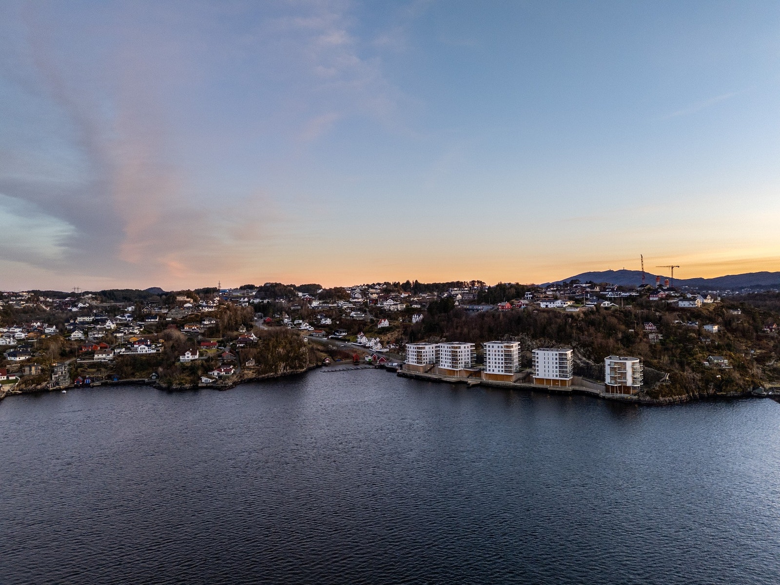 Borettslaget har en hyggelig felles promenade langs vannkanten, og innerst i bukten finner du en sjarmerende båthavn samt en liten badestrand Galleribilde