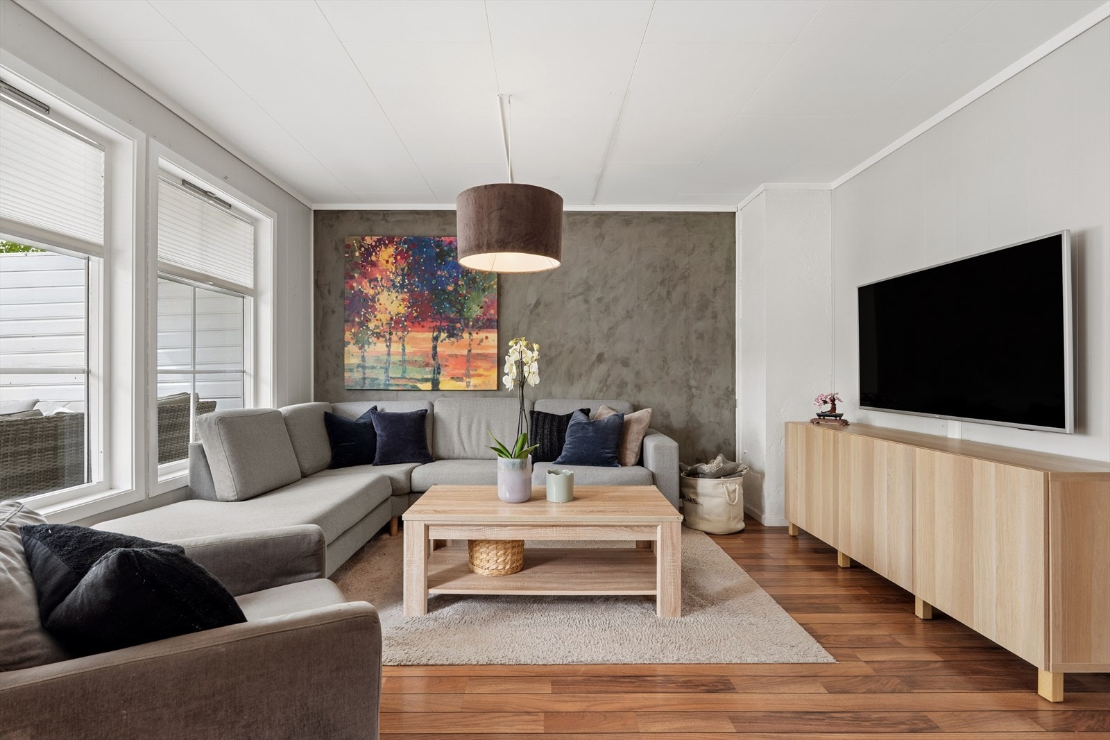 Lys og luftig stue med store vindusflater som slipper inn rikelig med lys. Galleribilde