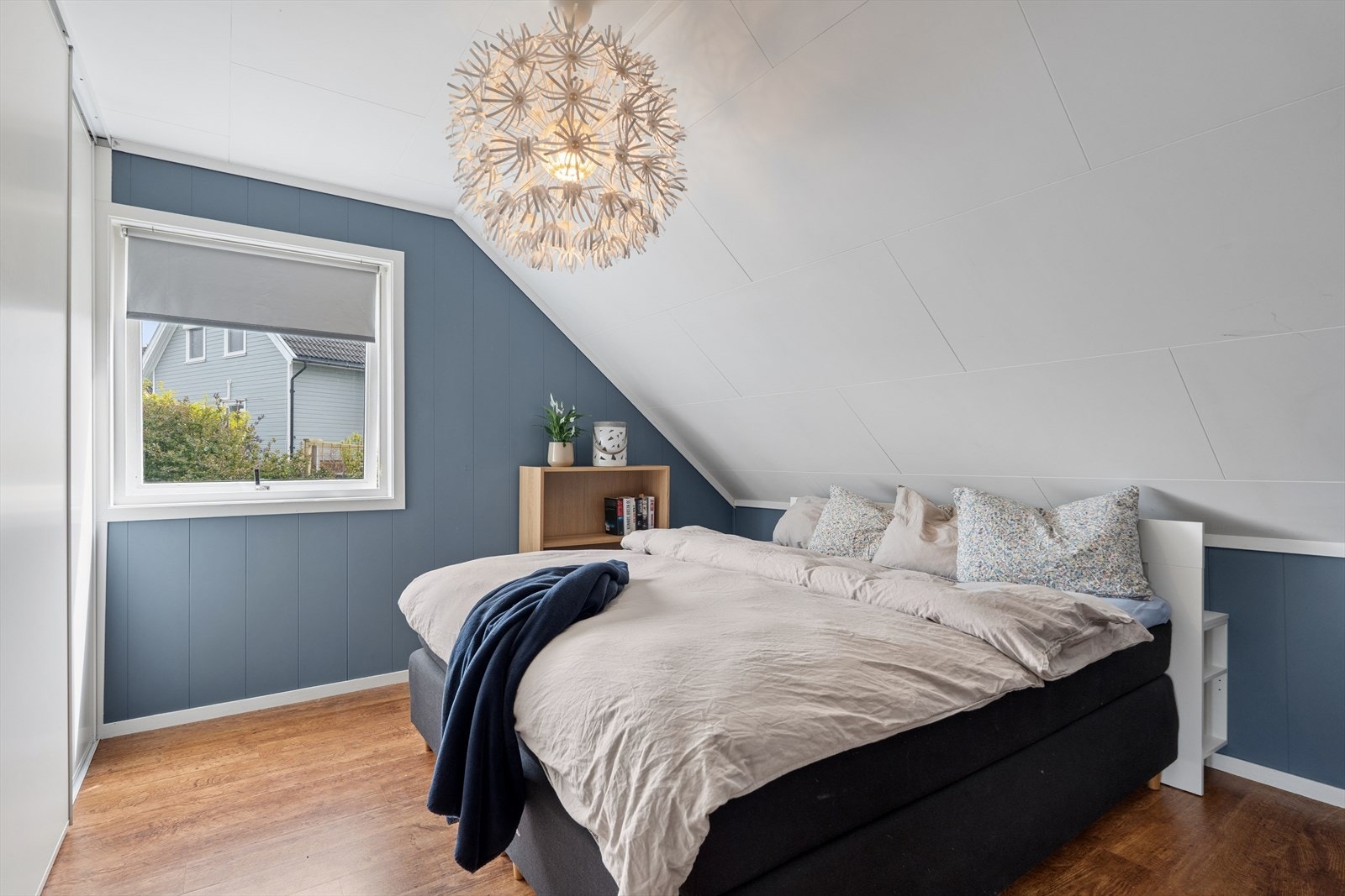 Hovedsoverommet har stor skyvedørsgarderobe samt god plass til både dobbelseng og nattbord. Galleribilde