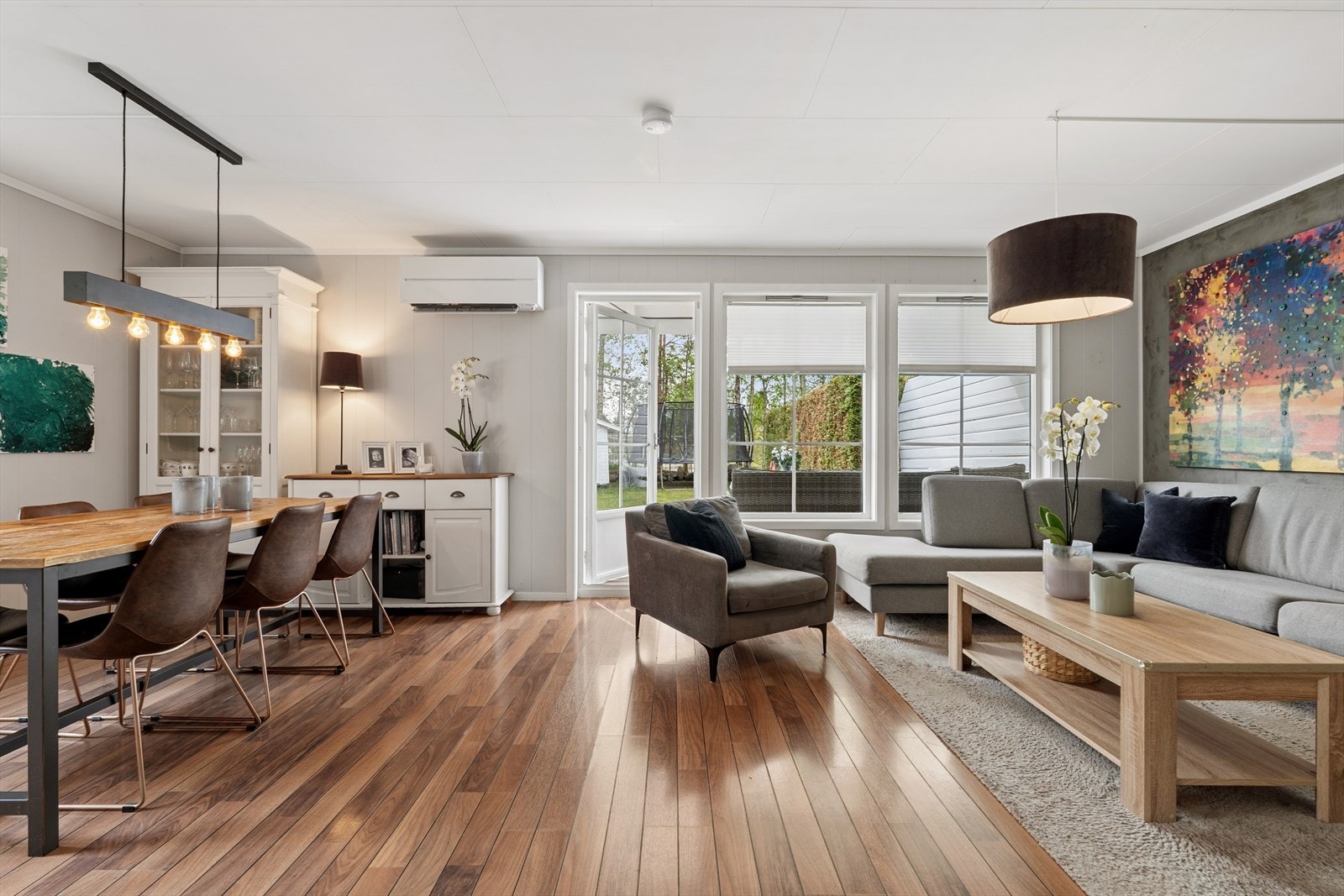 I tillegg til varmepumpe er det lagt varmekabler i både stue og kjøkken, perfekt når det er kaldt ute! Galleribilde
