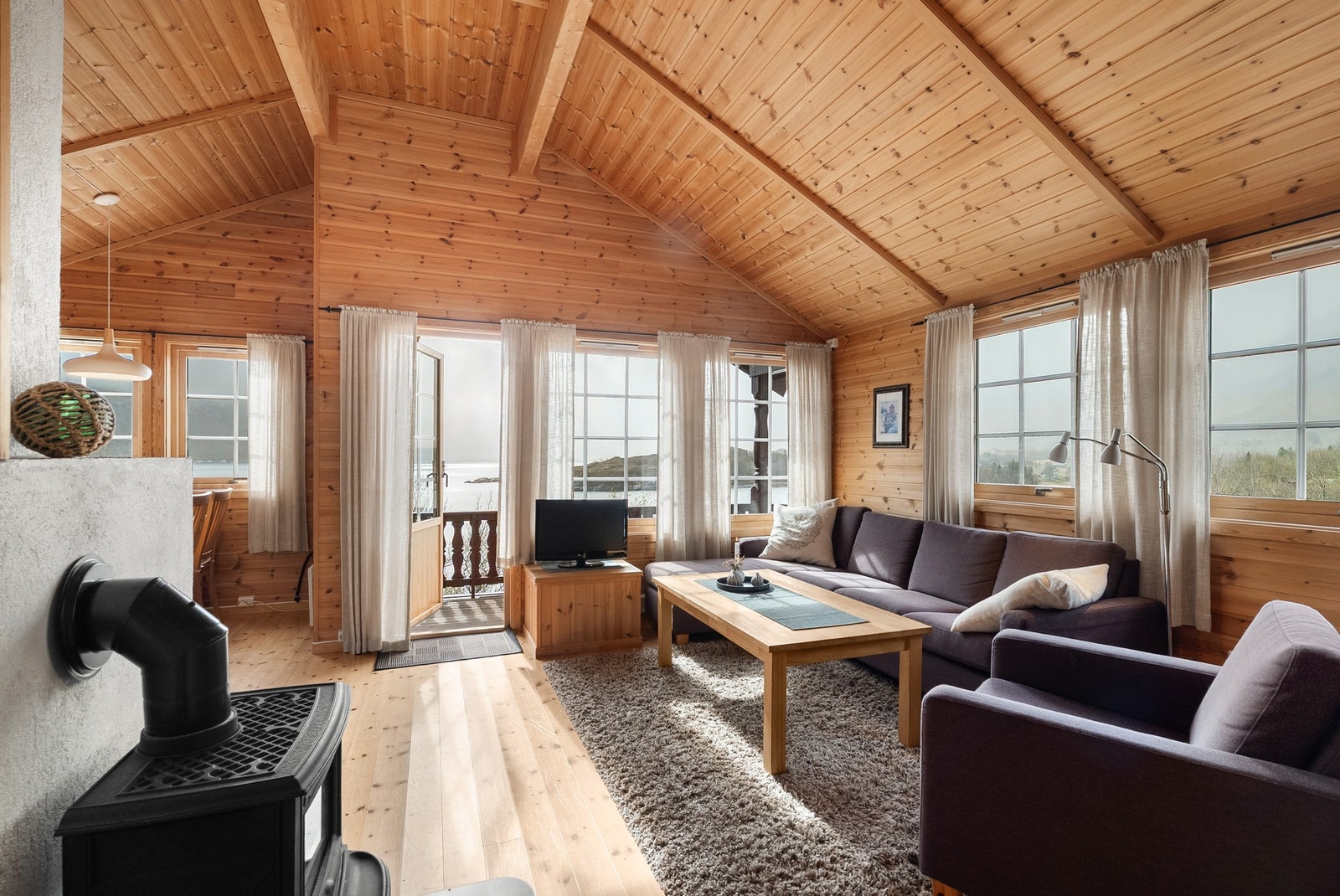 Velkommen inn! Lys og innbydende stue med store vindusflater og flott utsikt mot fjorden. Galleribilde