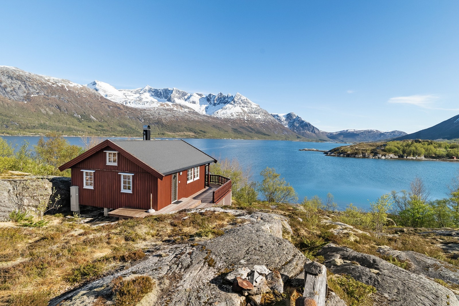 En unik beliggenhet tett på sjøen og storslått nordnorsk natur. Galleribilde