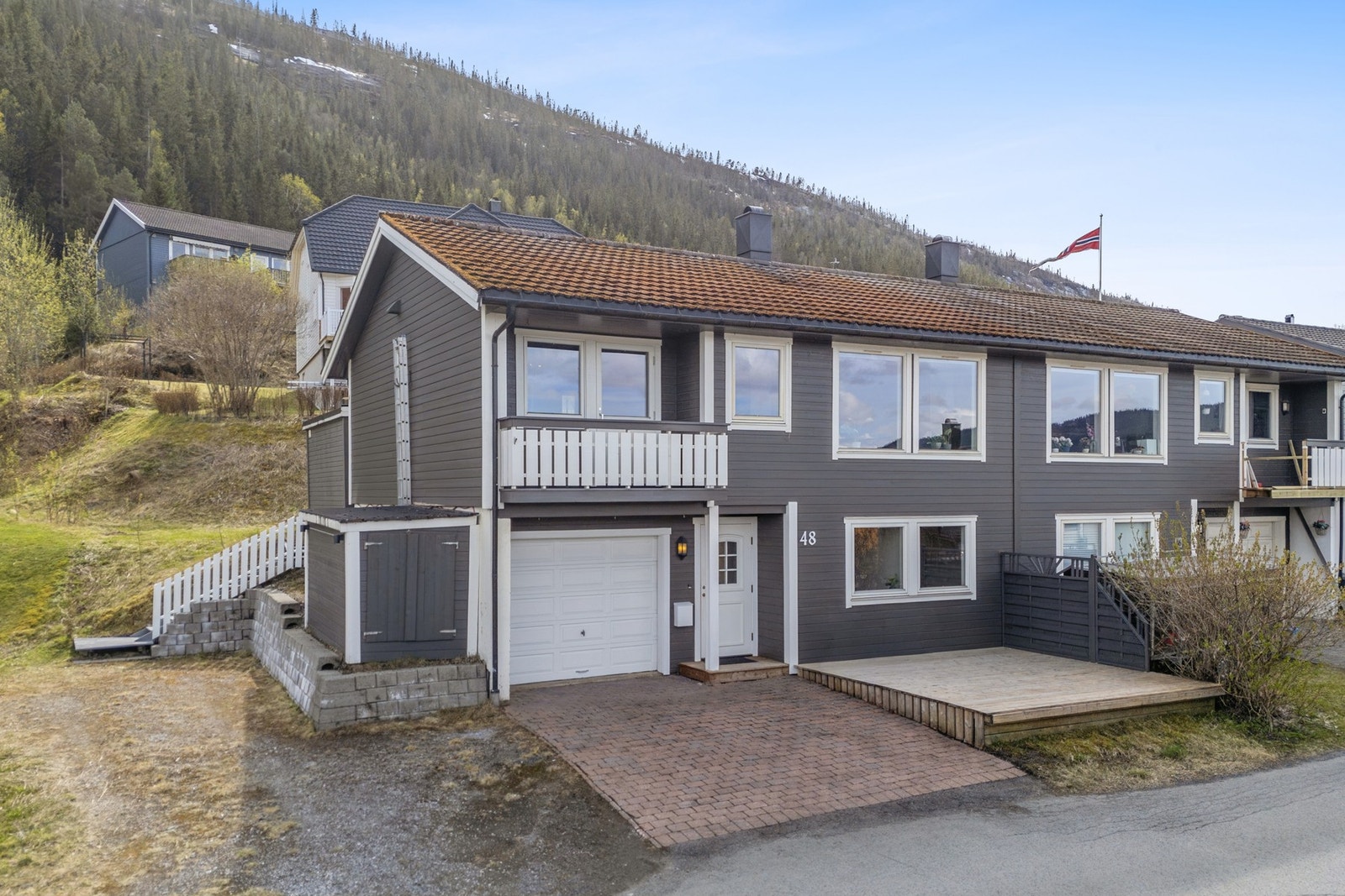 Eiendomsmegler 1 v/ Henning Wolden Skog har gleden av å presentere Fageråsen terrasse 48! Foto: EFKT. Galleribilde
