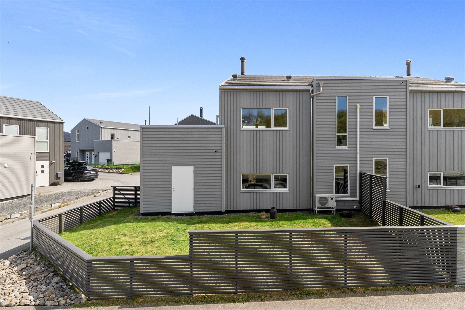 Boligen har en moderne fasade med stående og liggende kledning. Galleribilde