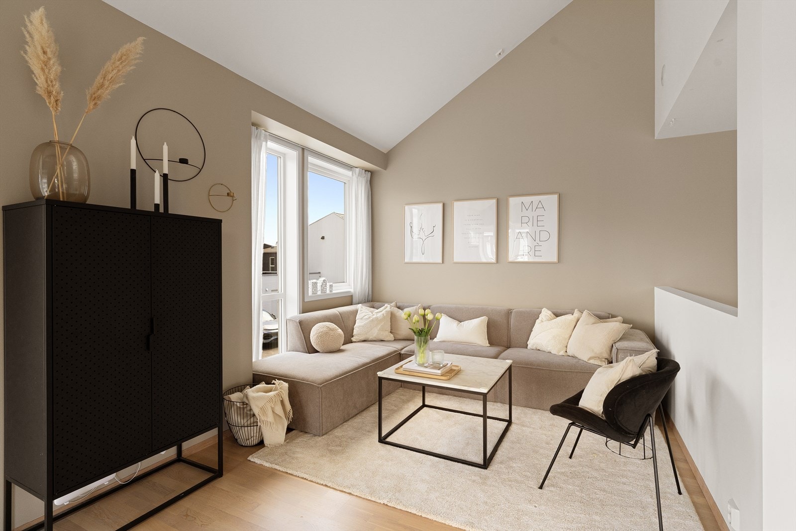 Stuen har god plass til en stor sofagruppe og møblement. Galleribilde