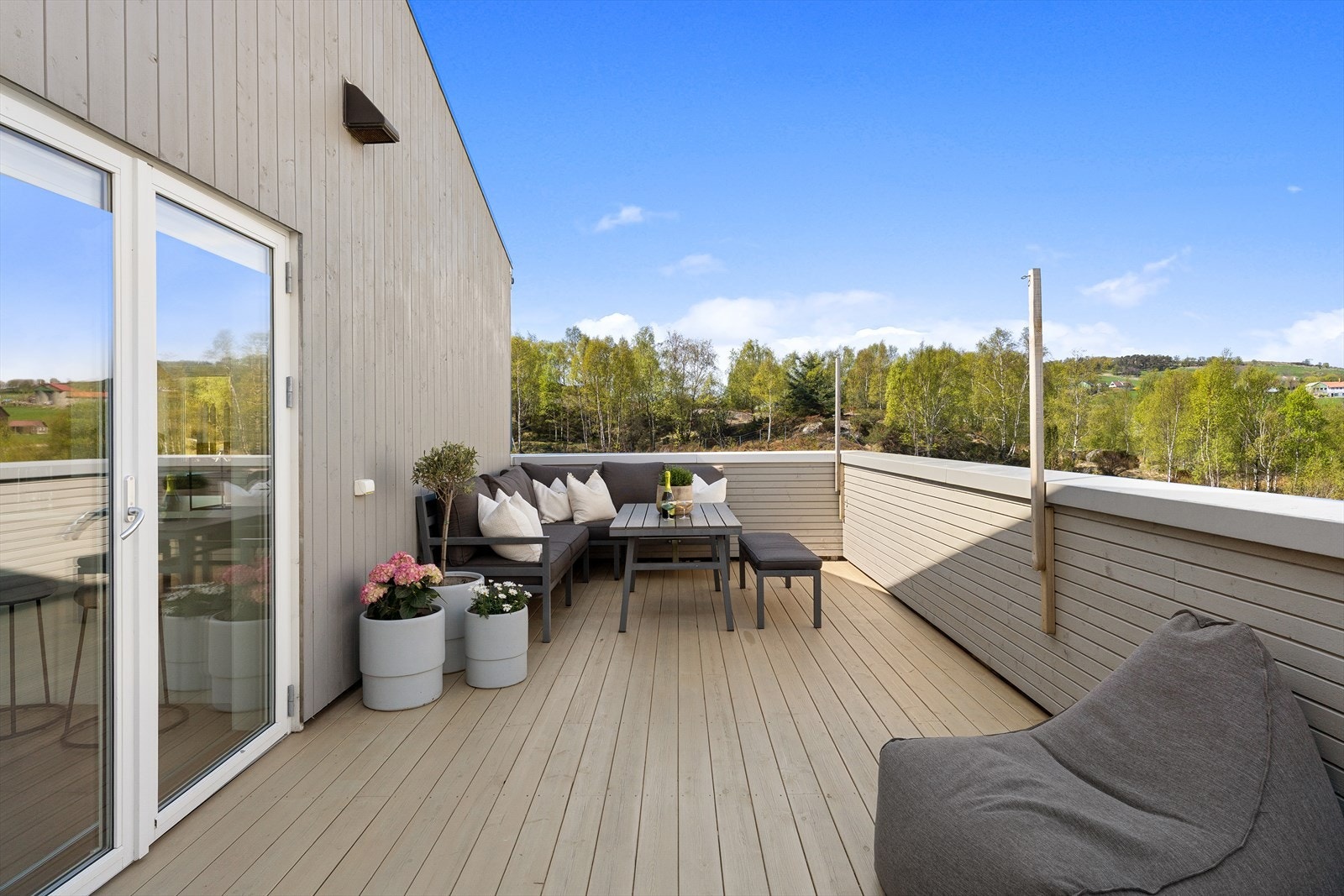 Den store balkongen har rikelig med plass til utemøbler og grill. Galleribilde